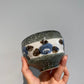 Japansk kop med blomster i blå, brune og grå detaljer