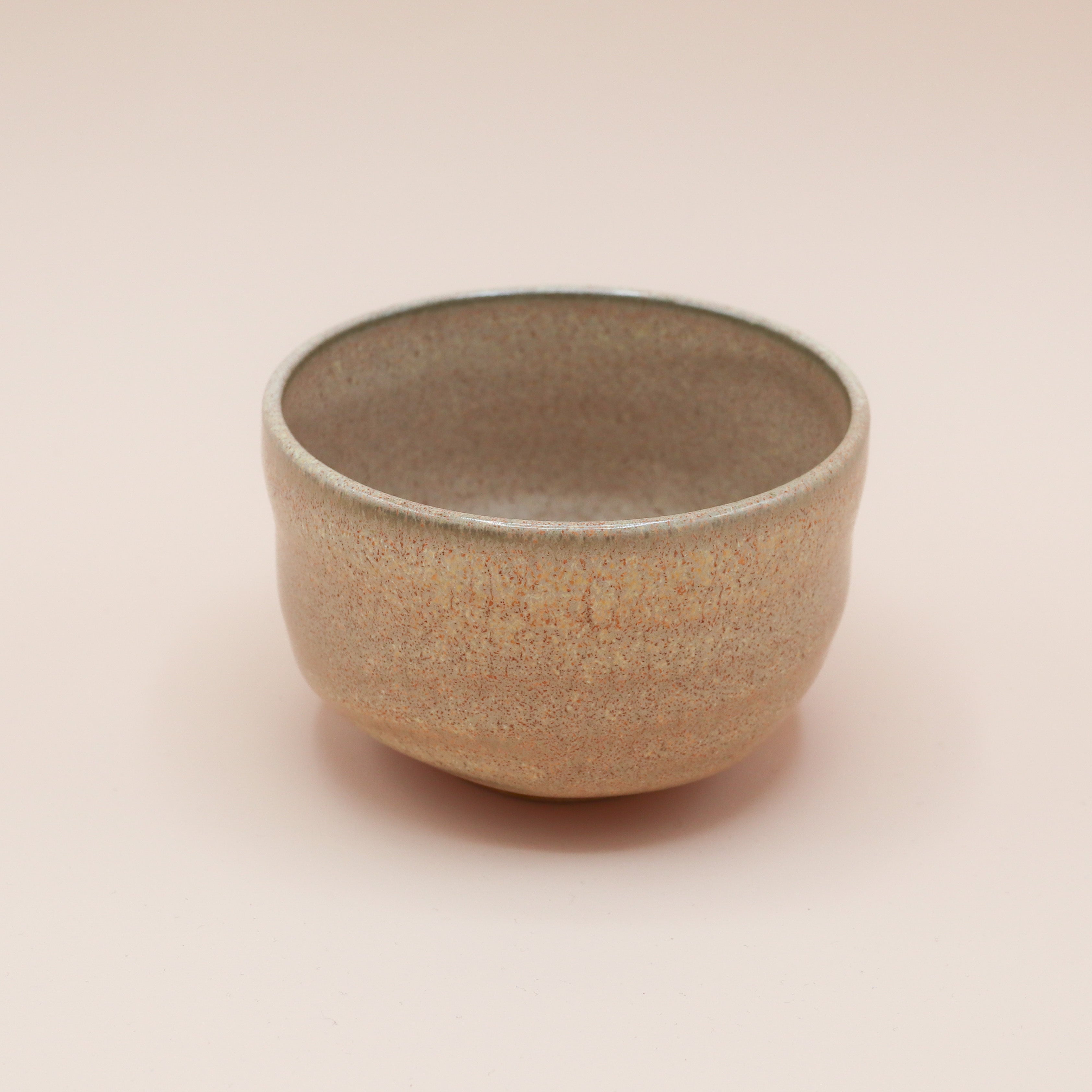 Matchakop - Lille med sandfarvet glasur og rødbrune nister