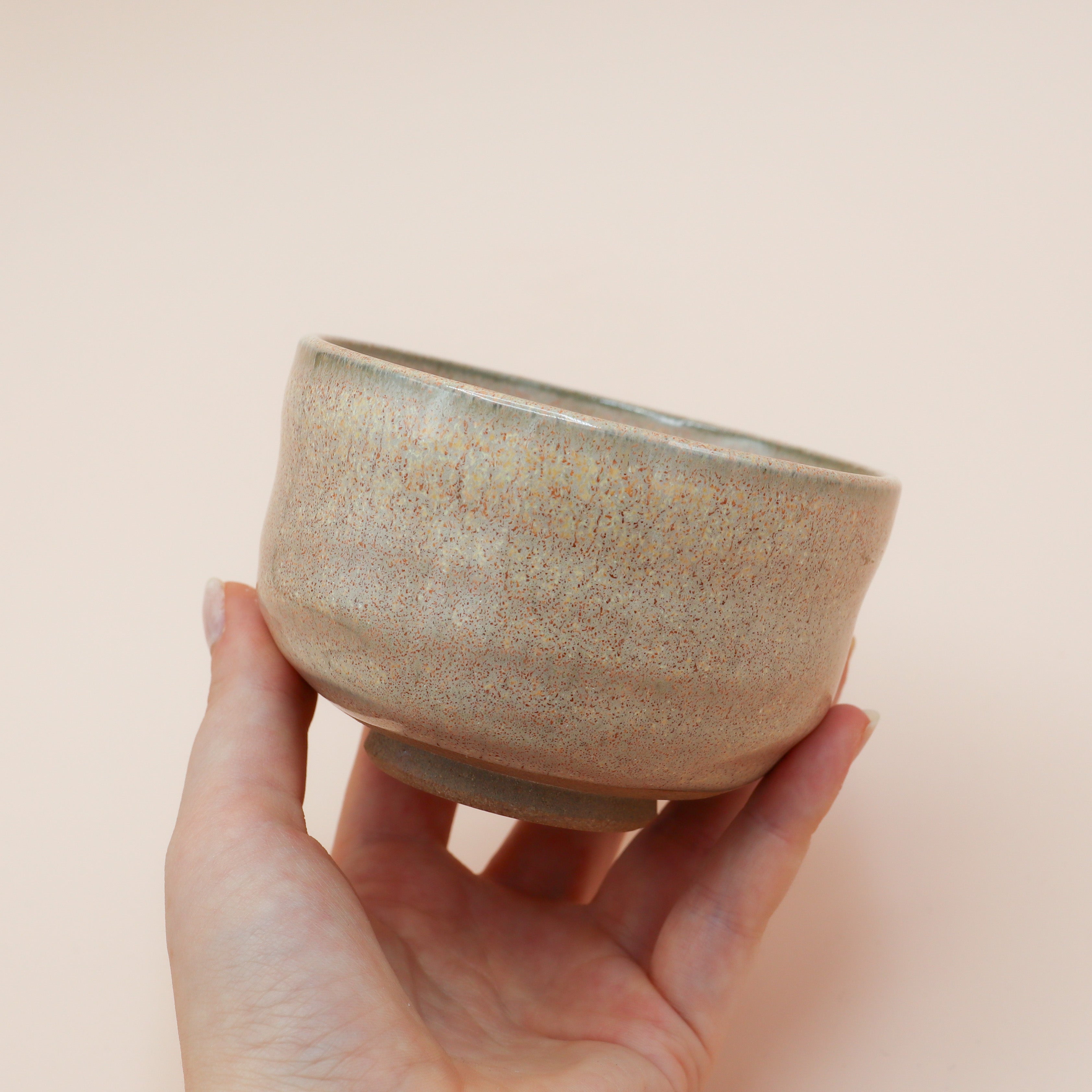 Matchakop - Lille med sandfarvet glasur og rødbrune nister