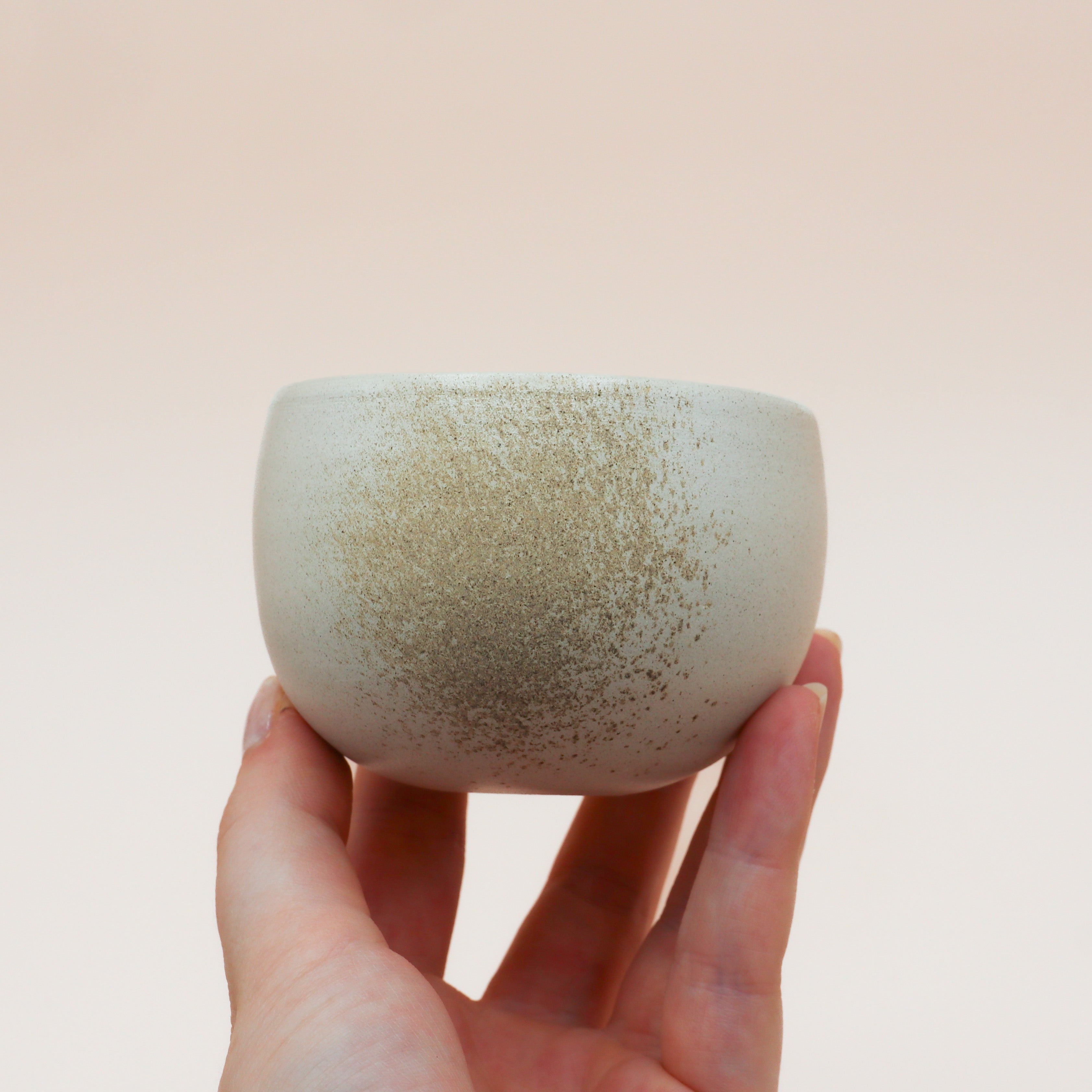 Sandfarvet kop med rustik splash