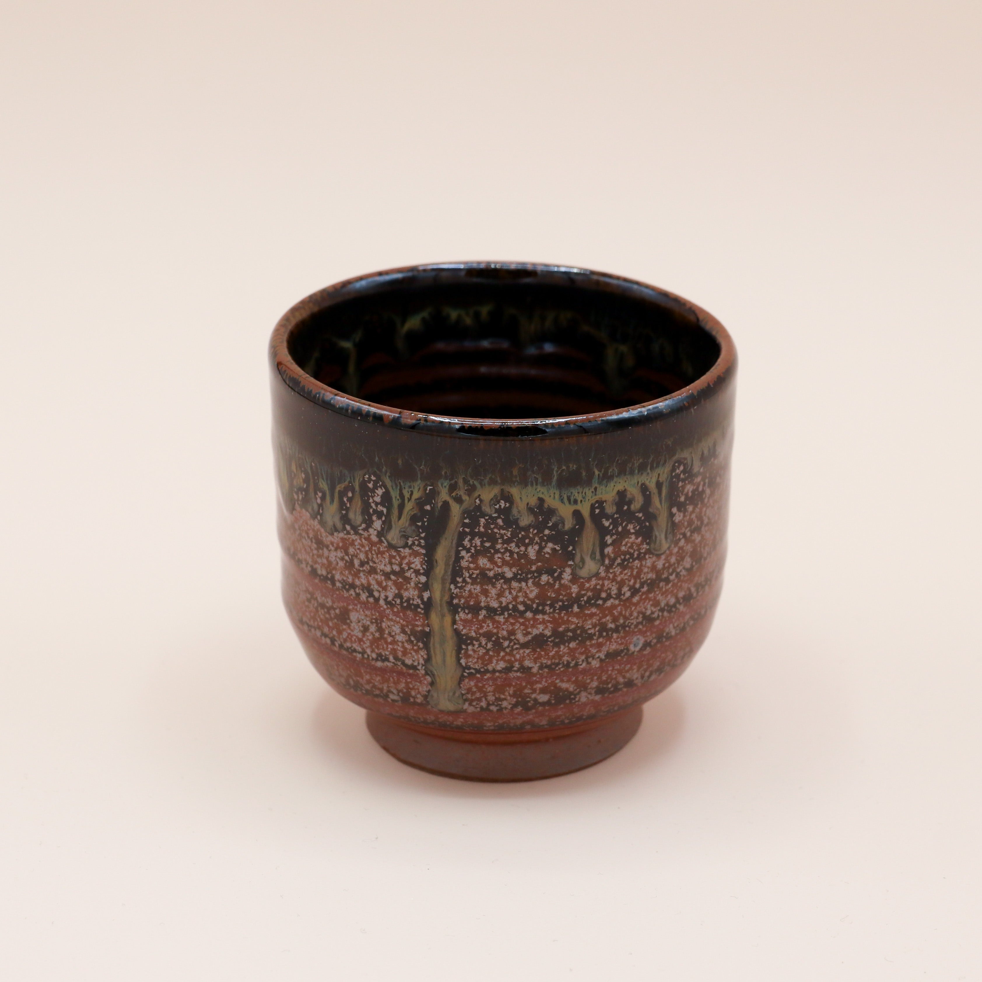 Lille rød brun kop med løbende glasur