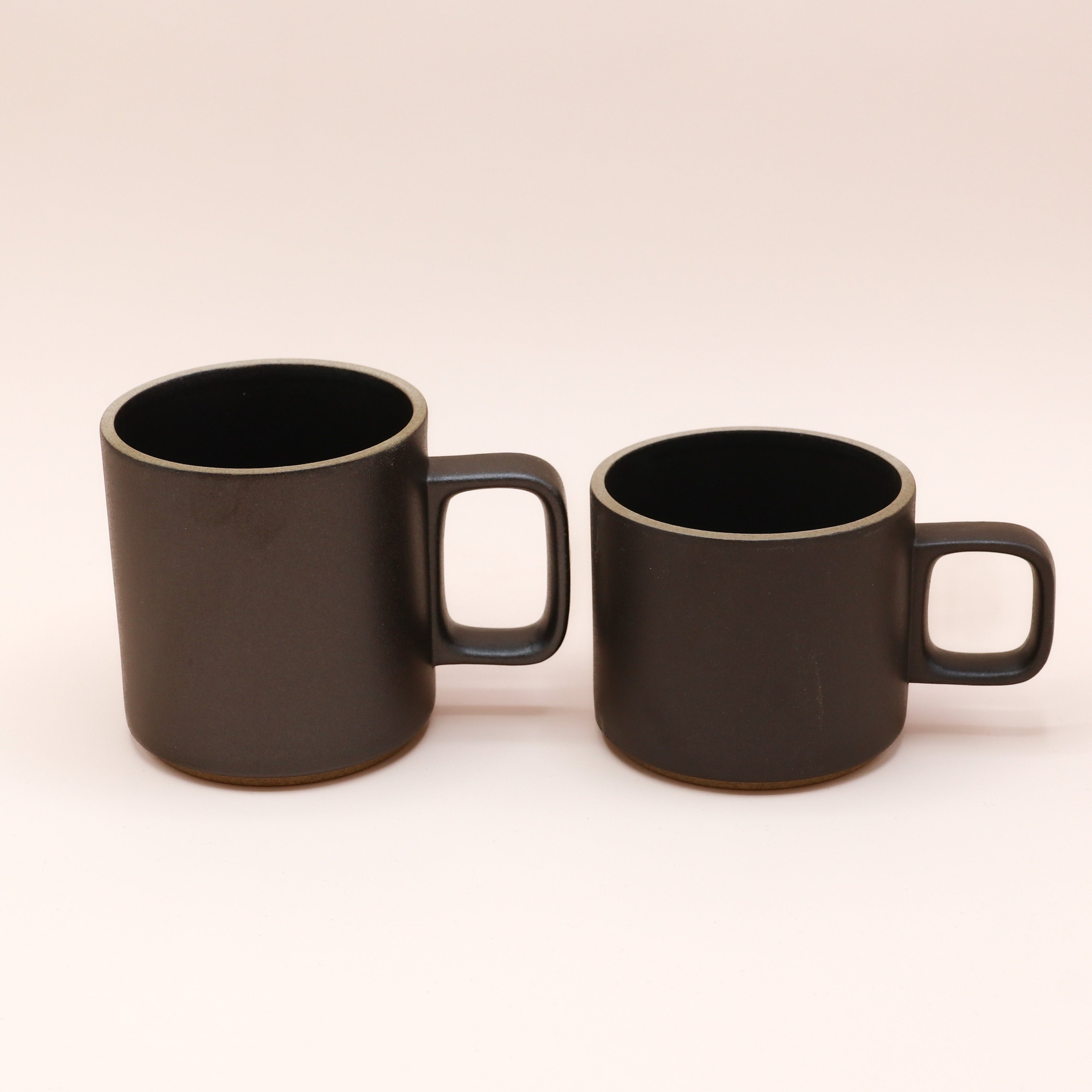 Hasami Porcelain - Kopper med hank // Mat sort