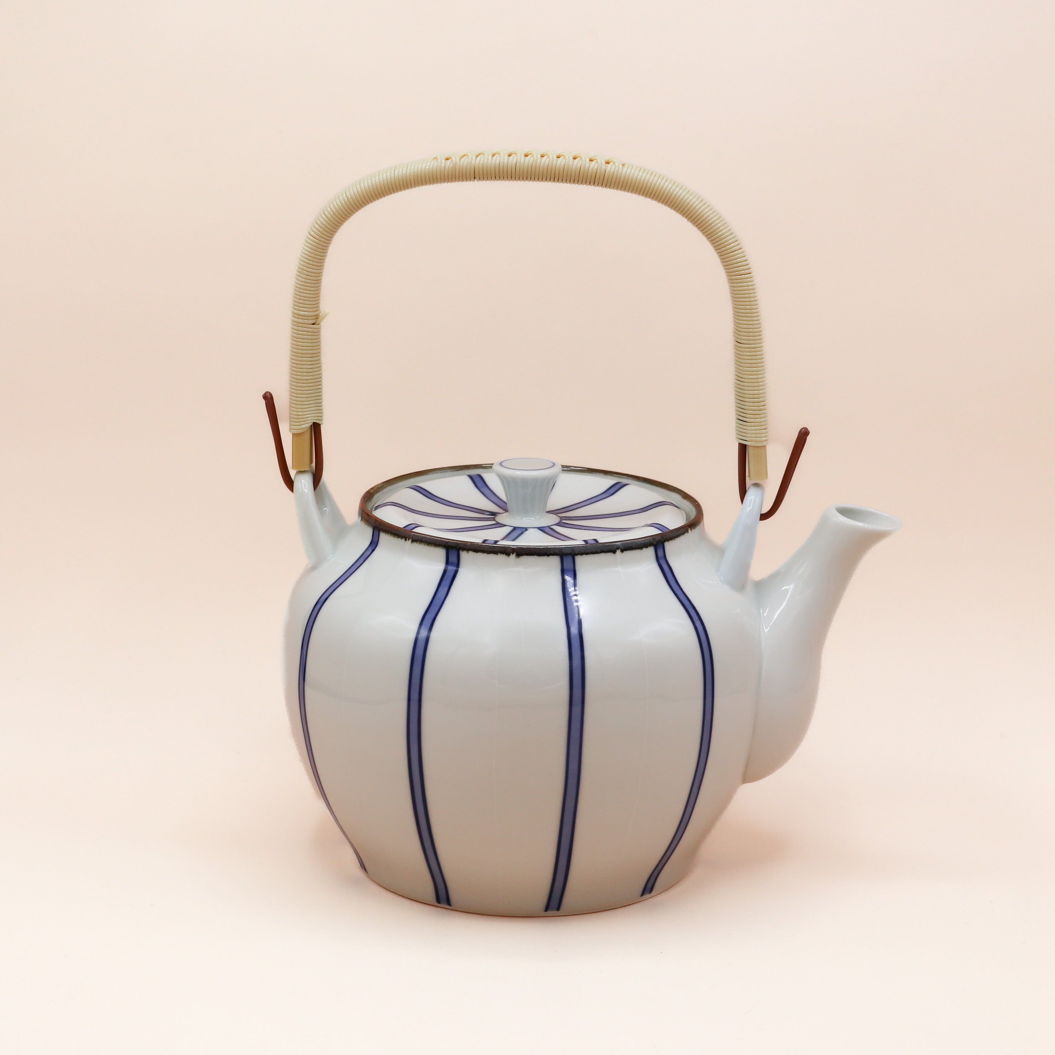 Tekande i keramik med hvid glasur og smalle mørkeblå striber (2 størrelser)