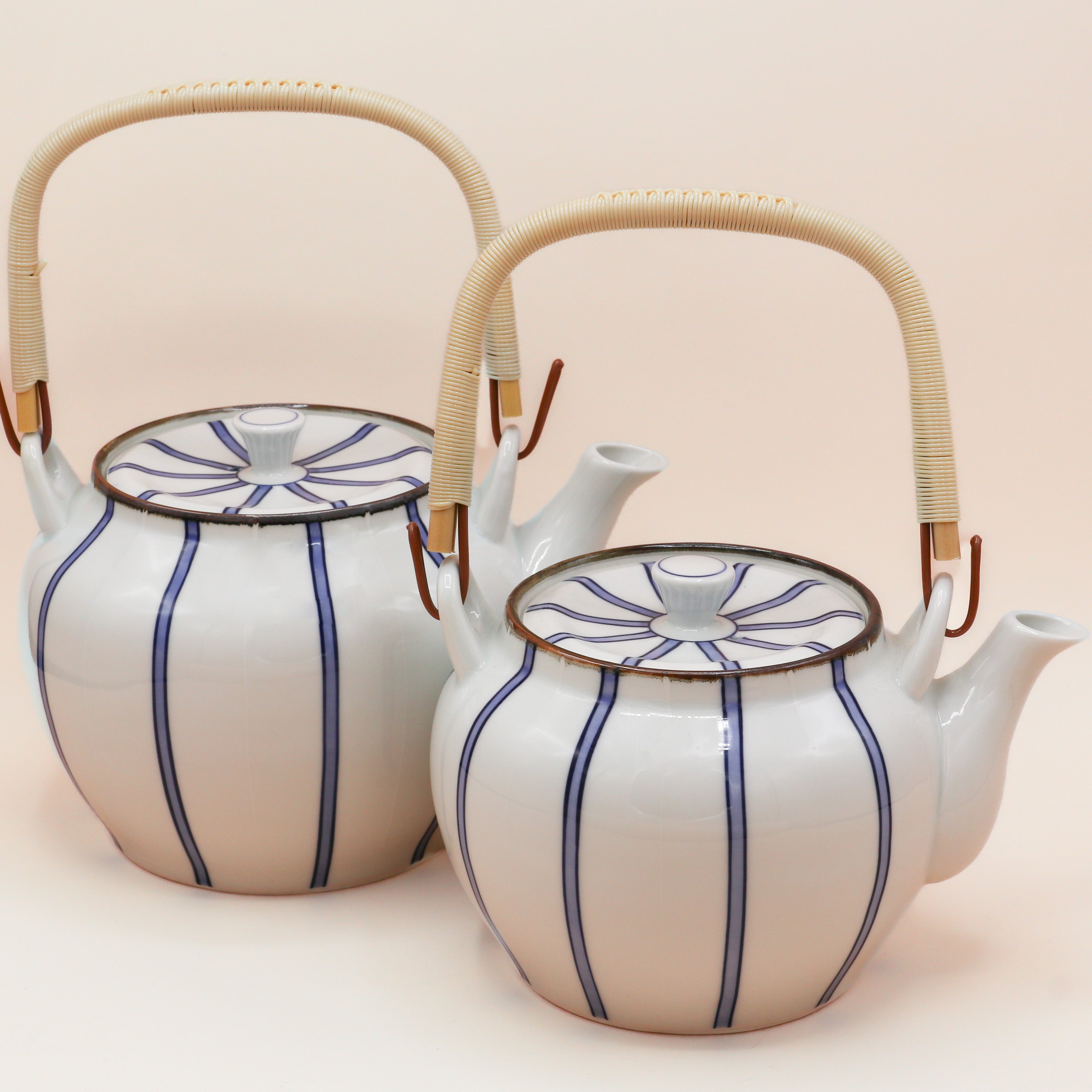 Tekande i keramik med hvid glasur og smalle mørkeblå striber (2 størrelser)