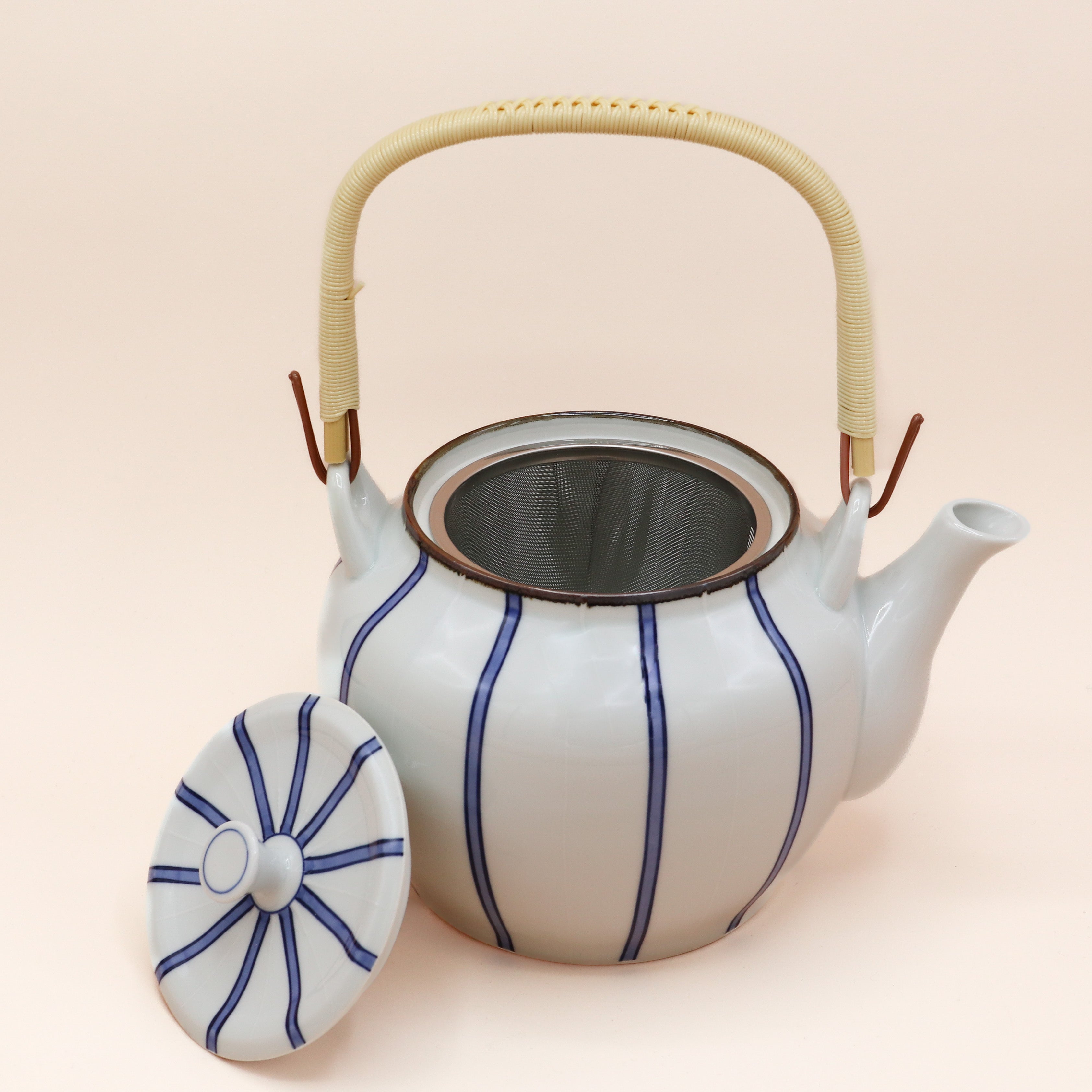 Tekande i keramik med hvid glasur og smalle mørkeblå striber (2 størrelser)