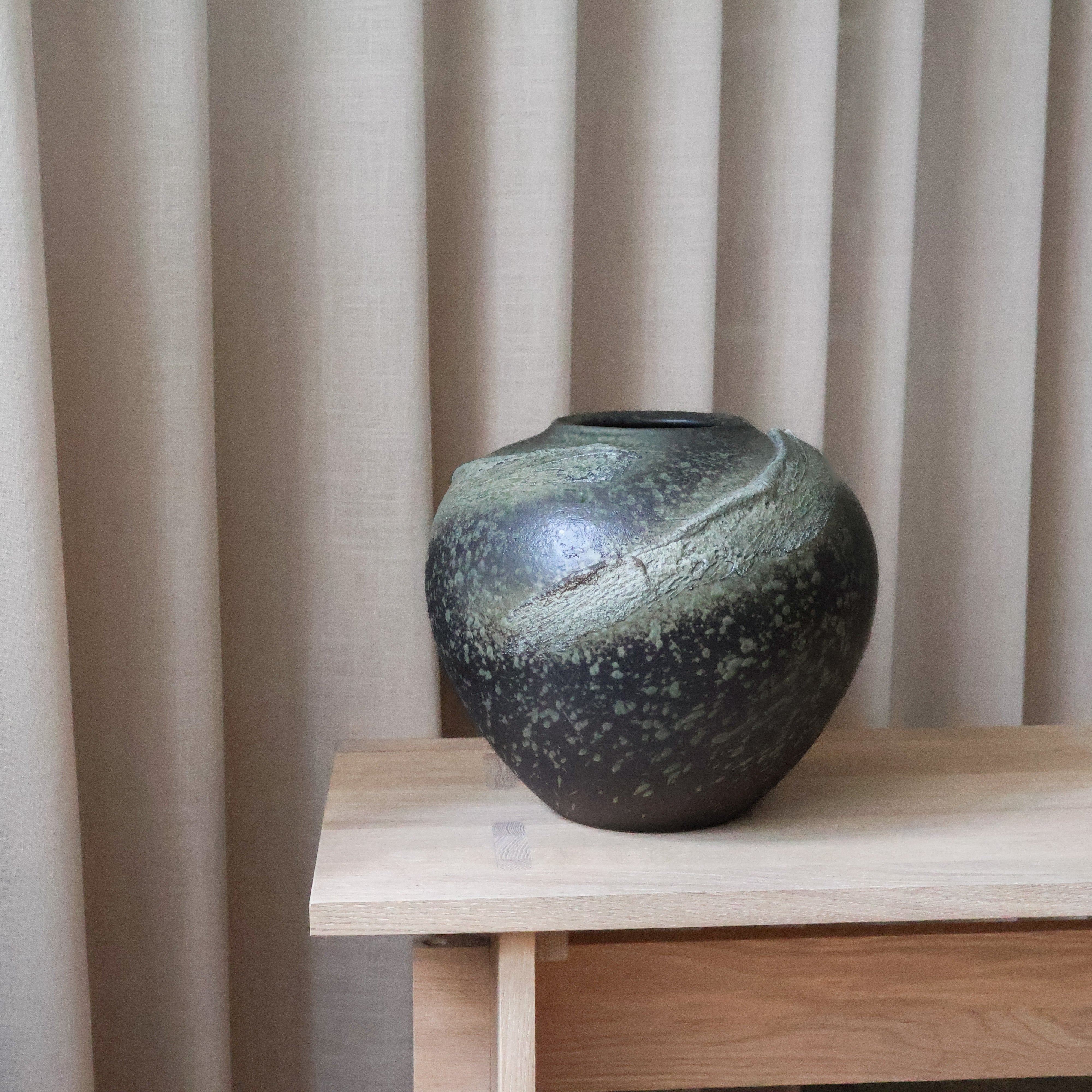 Vase - Stor metallisk sort med rustikke grønne detaljer