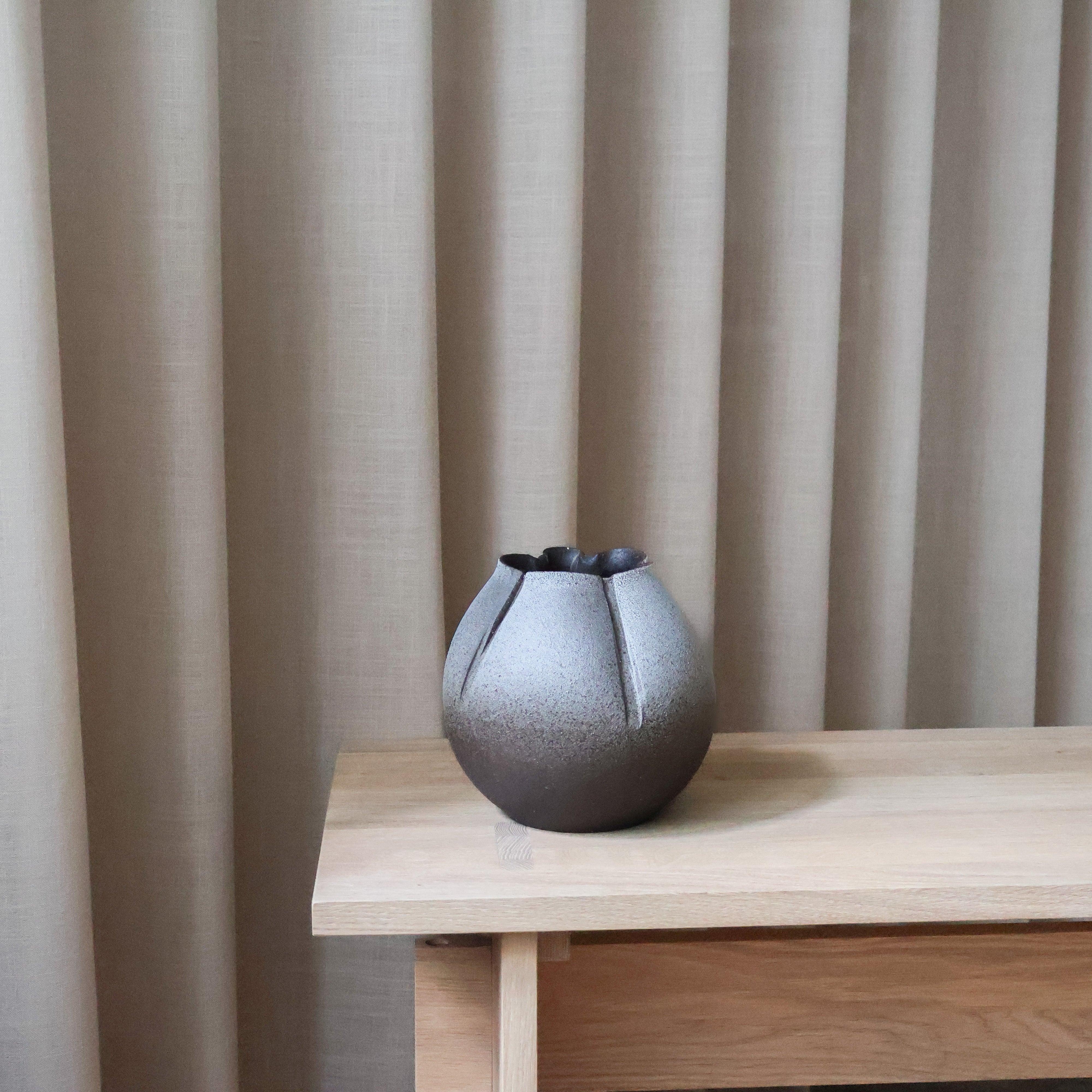 Rustik vase med folder i sort og grå, Lille