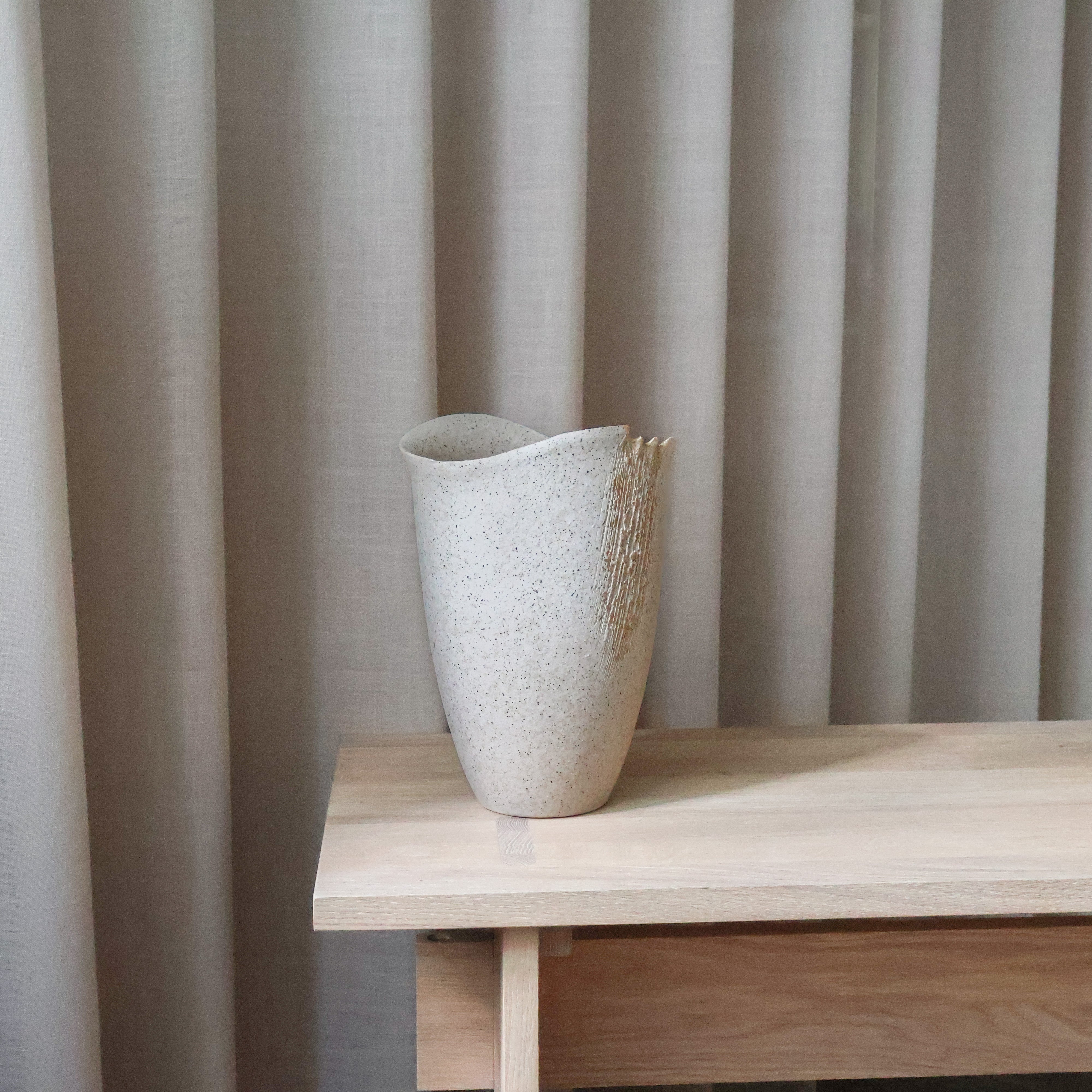 Vase - Rustik sandfarvet med guld detalje