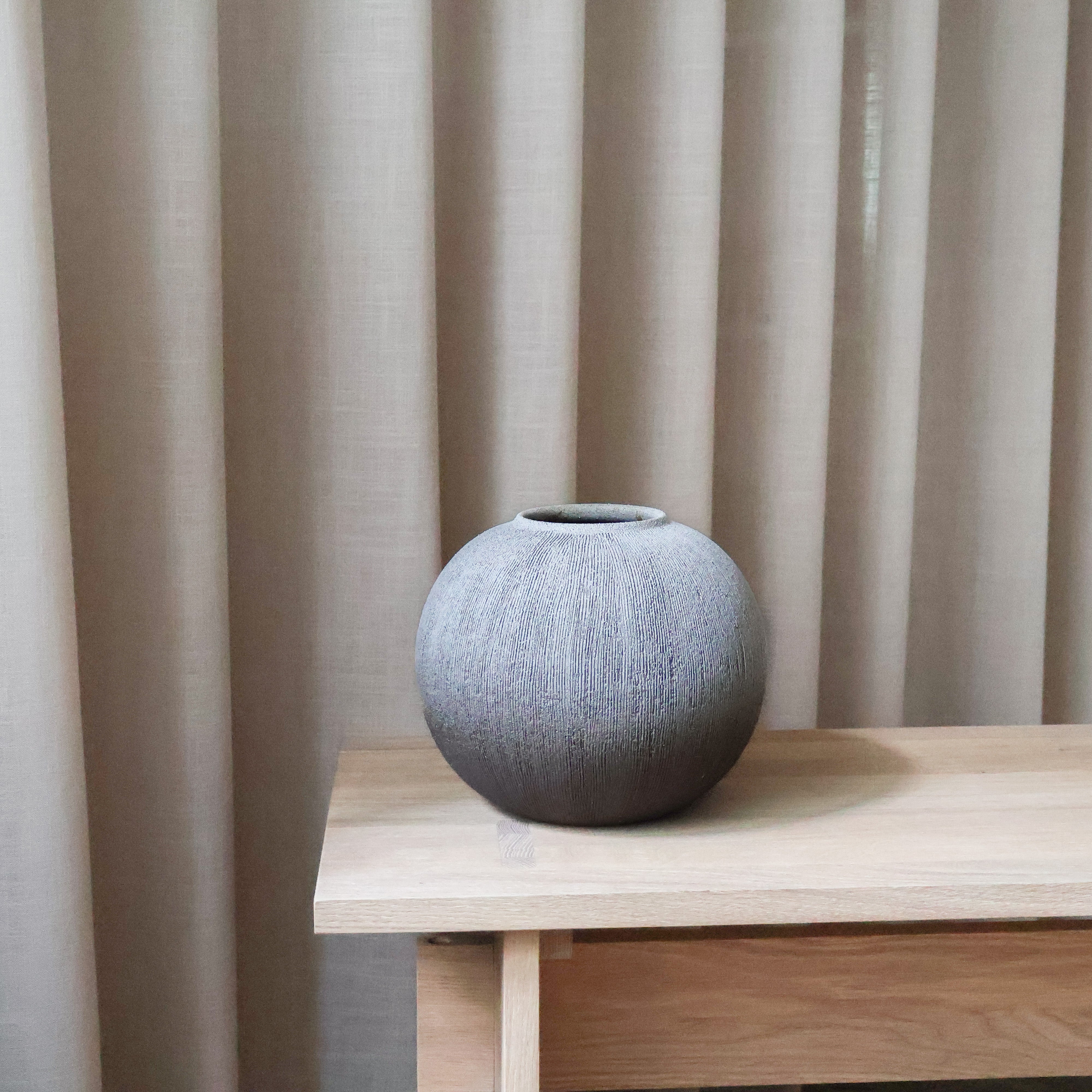 Vase - Stor rund rustik i sort og grå