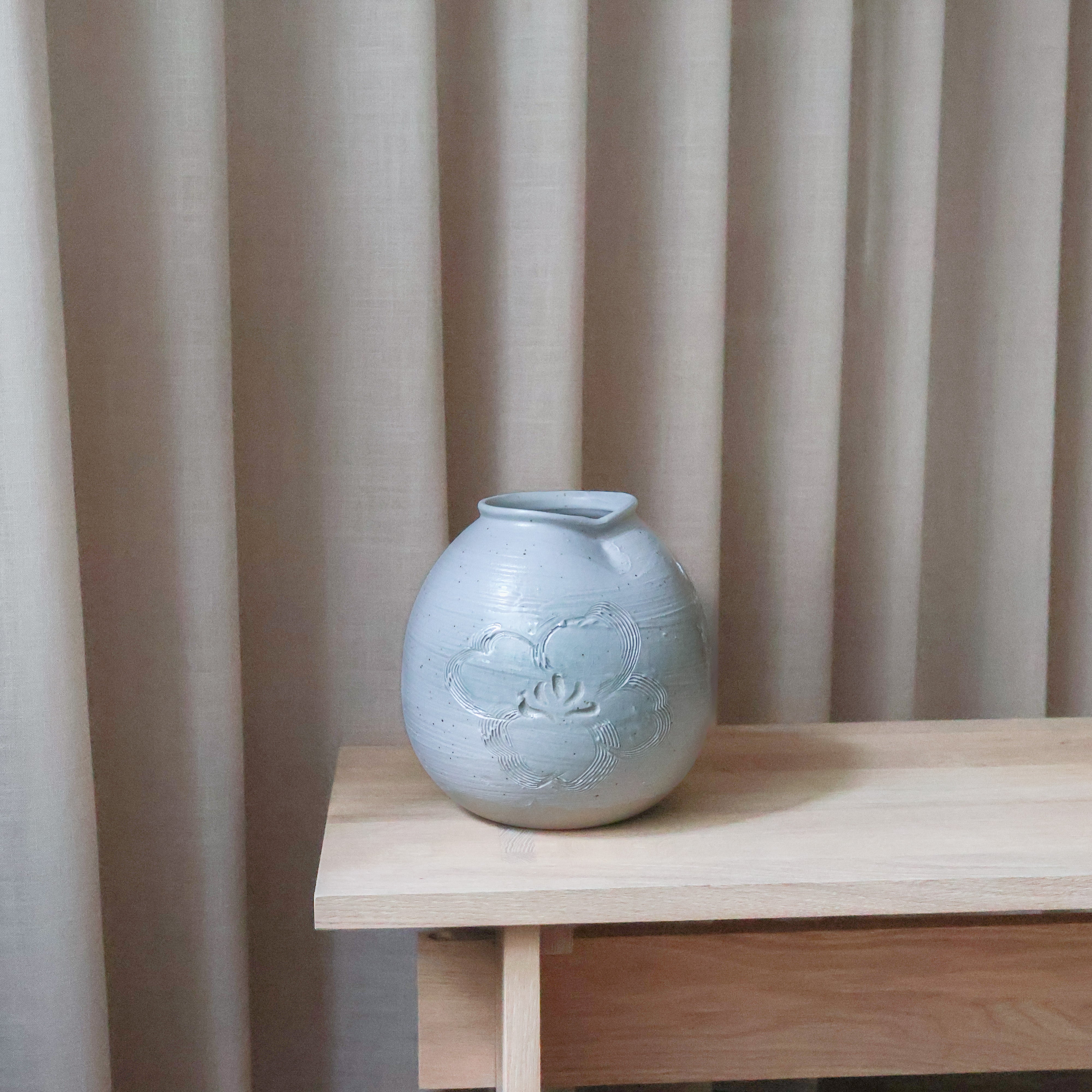 Vase - Stor rund med lyseblå glasur og blomster