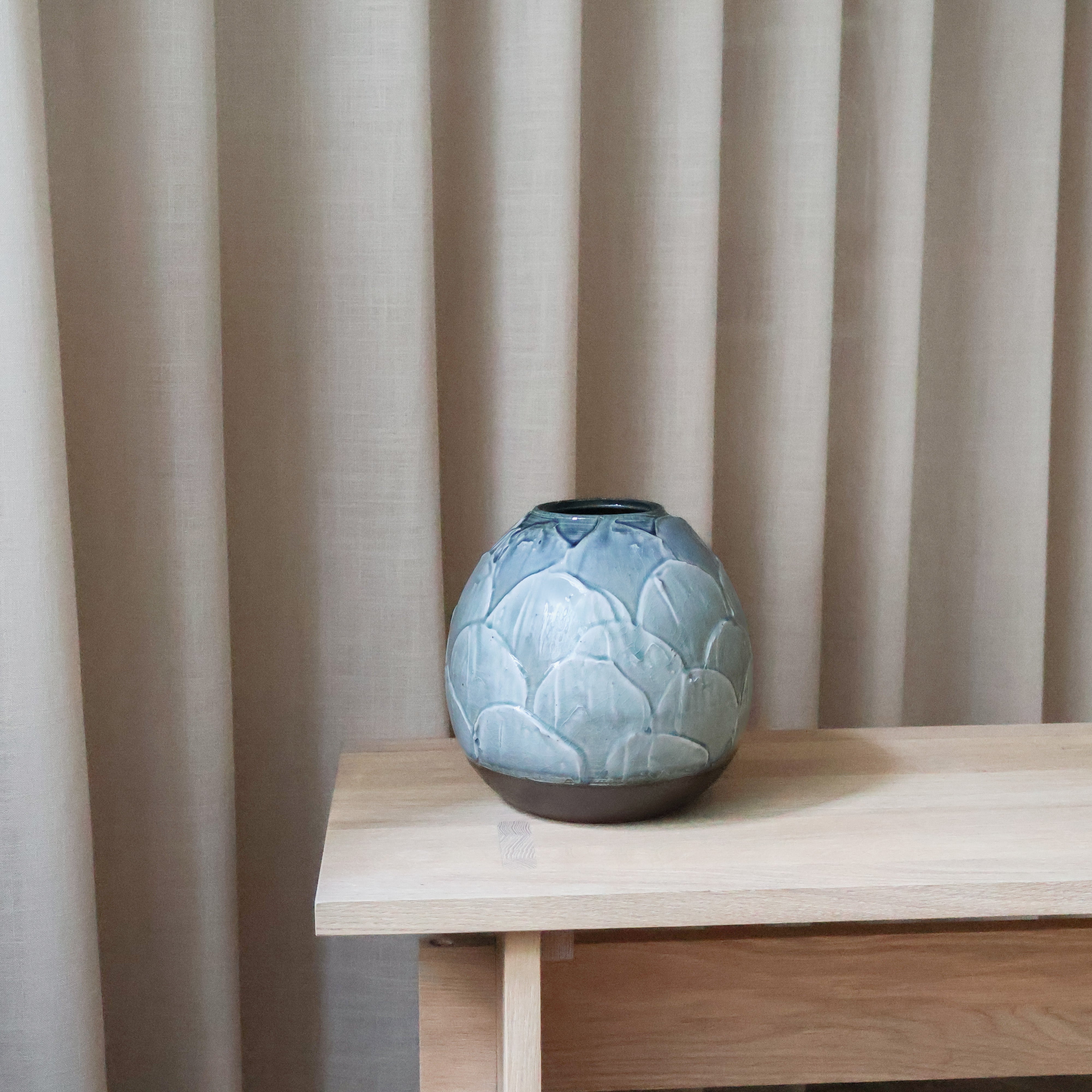 Vase - Stor rund med blå og sort glasur