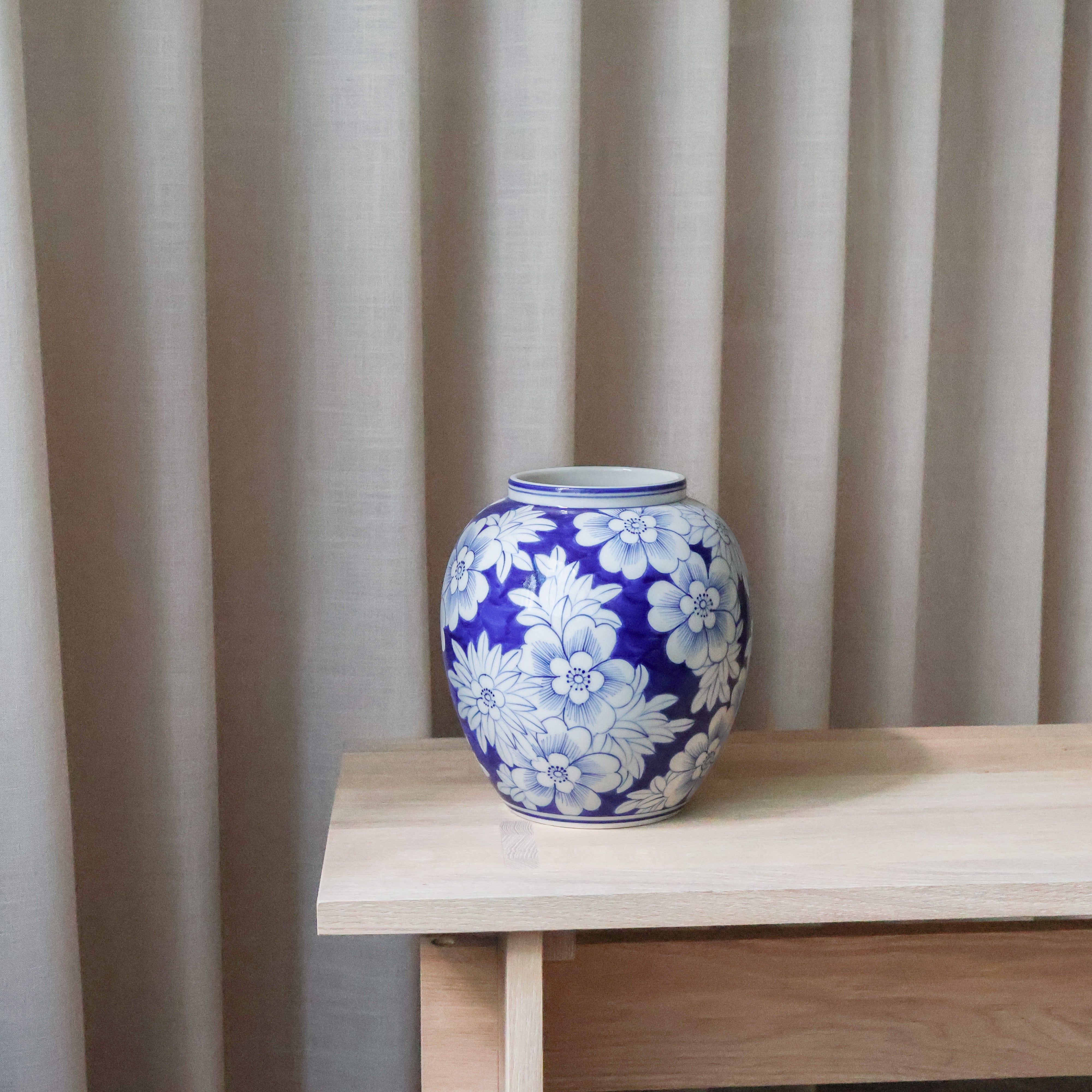 Vase - Høj mørkeblå med hvide blomster