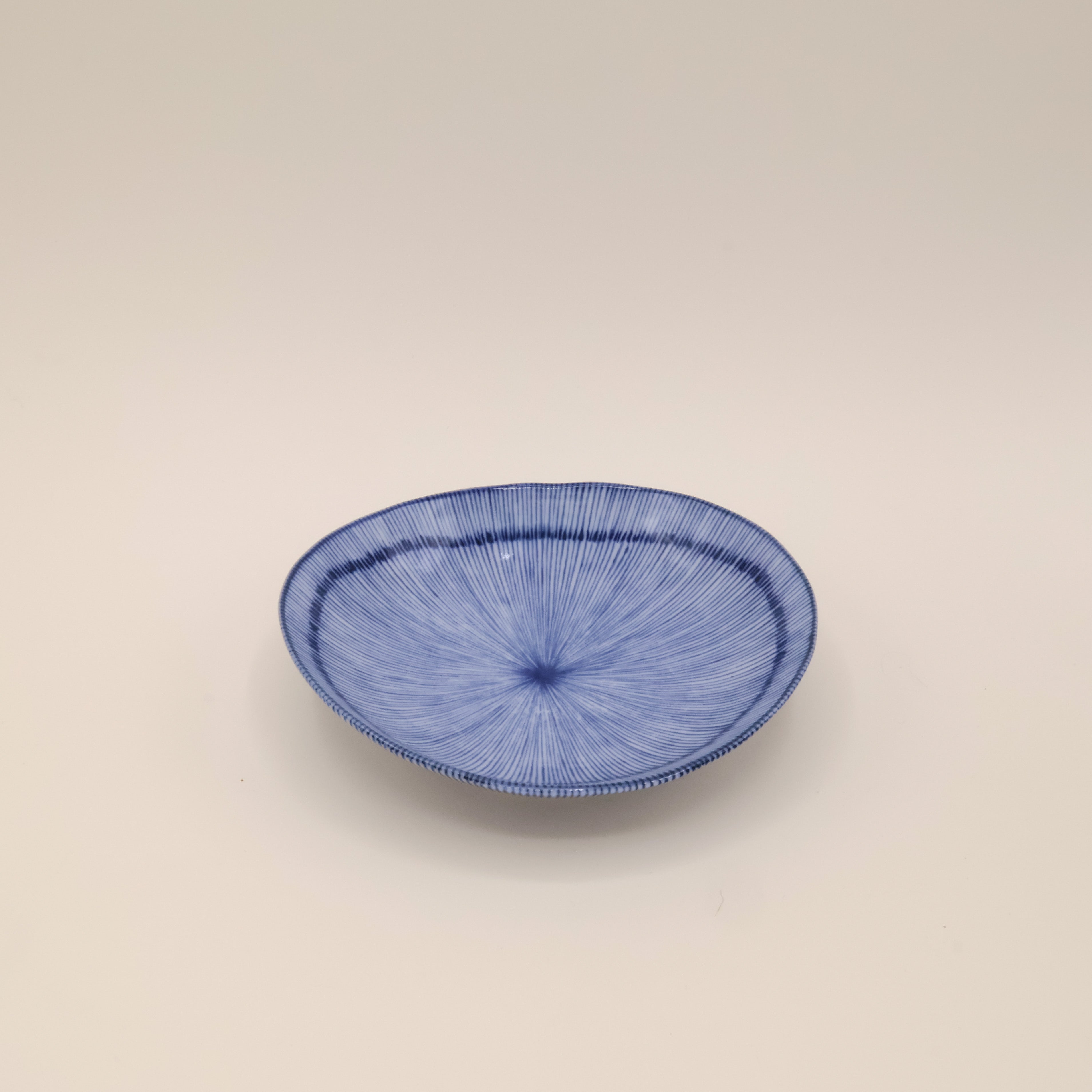 Flad skål med blå tynde striber (2 størrelser)