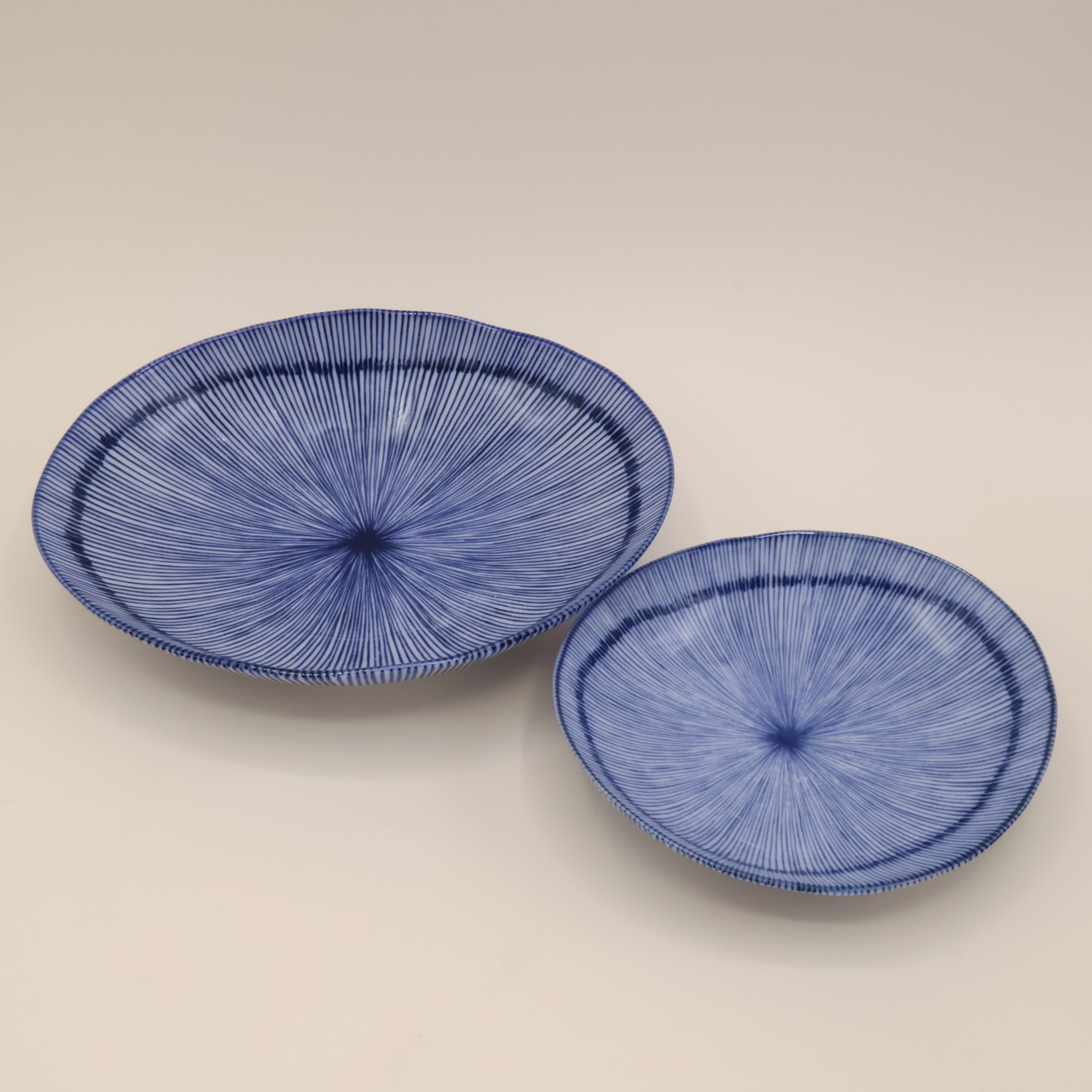 Flad skål med blå tynde striber (2 størrelser)