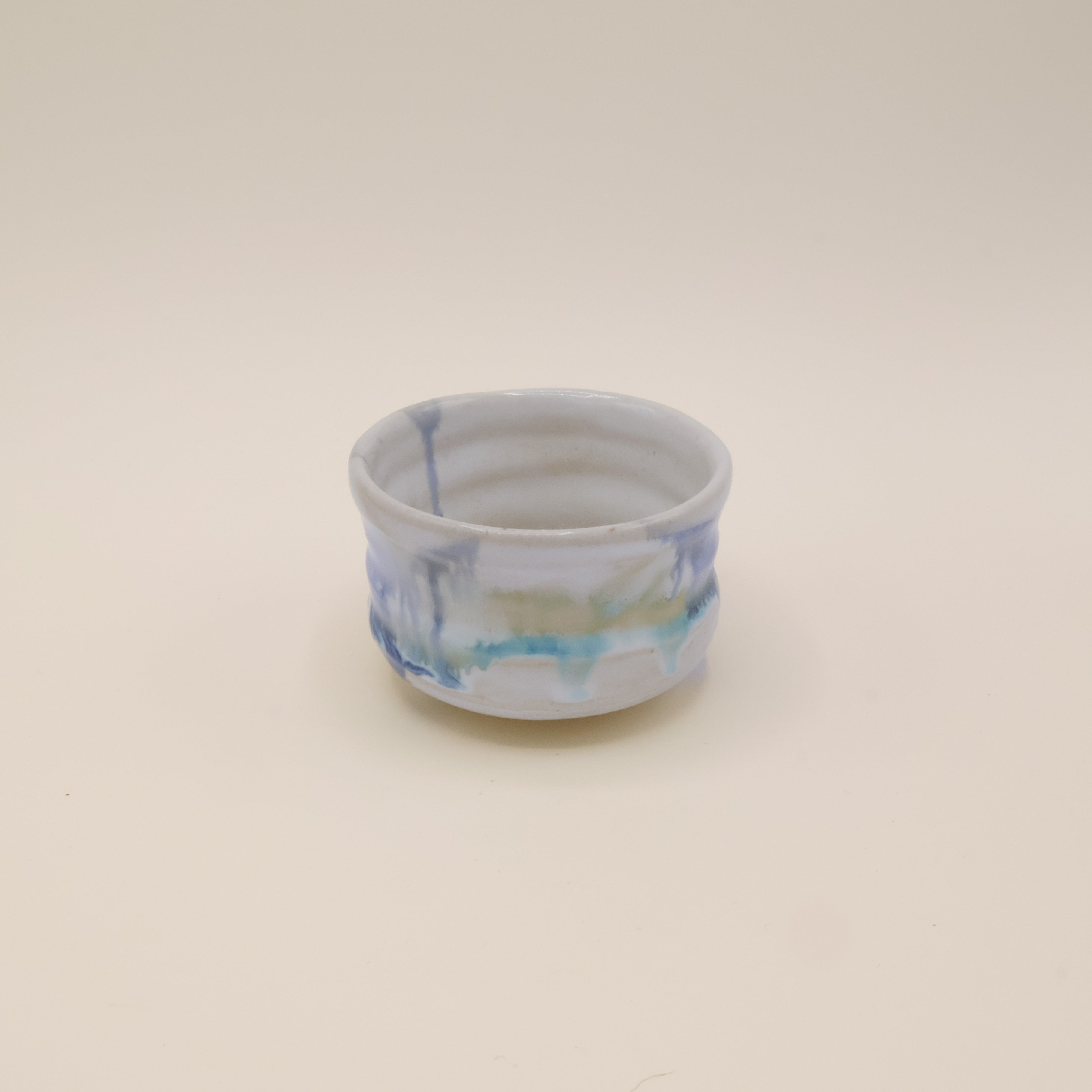 Matchakop - Lille hvid med blå nuancer glasur