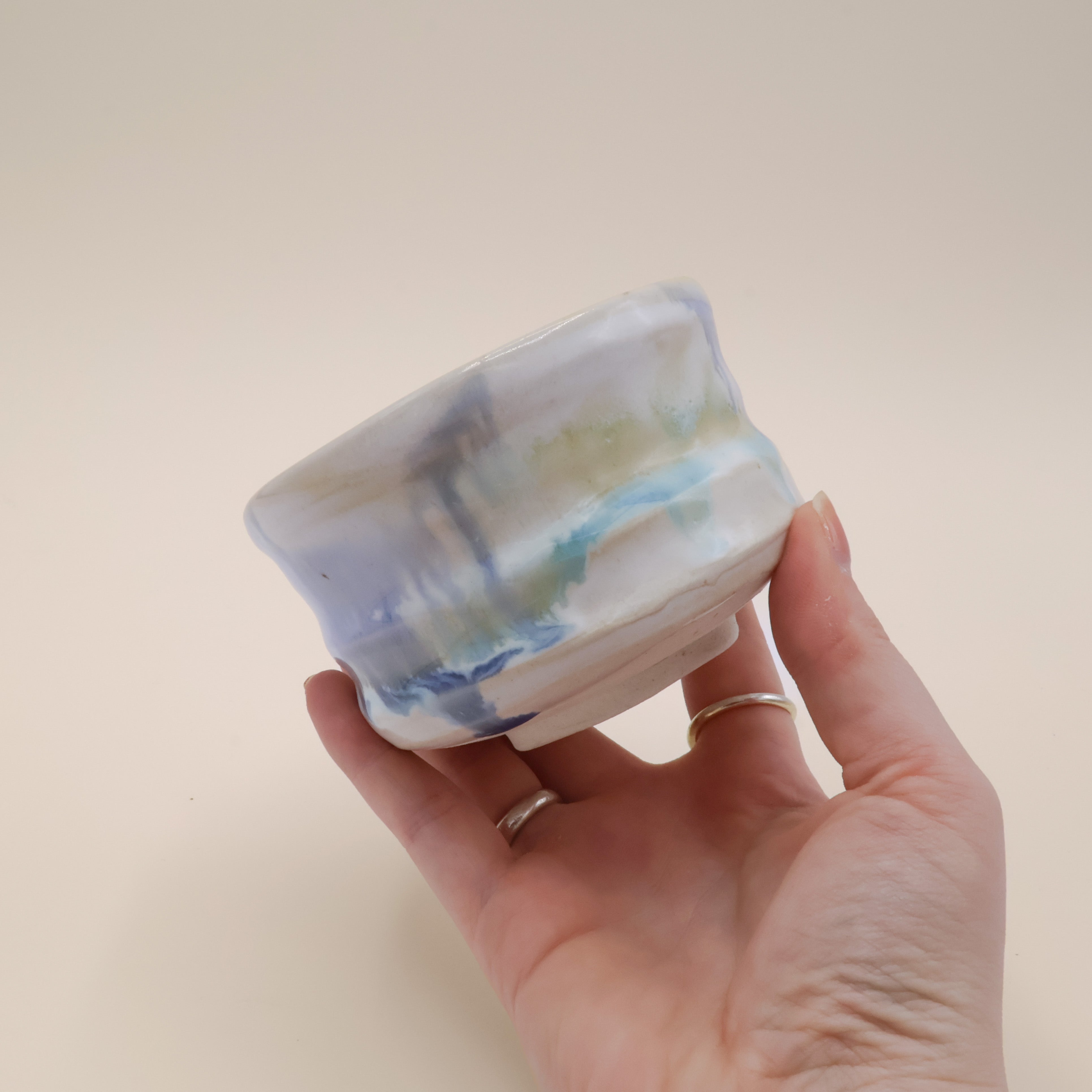 Matchakop - Lille hvid med blå nuancer glasur