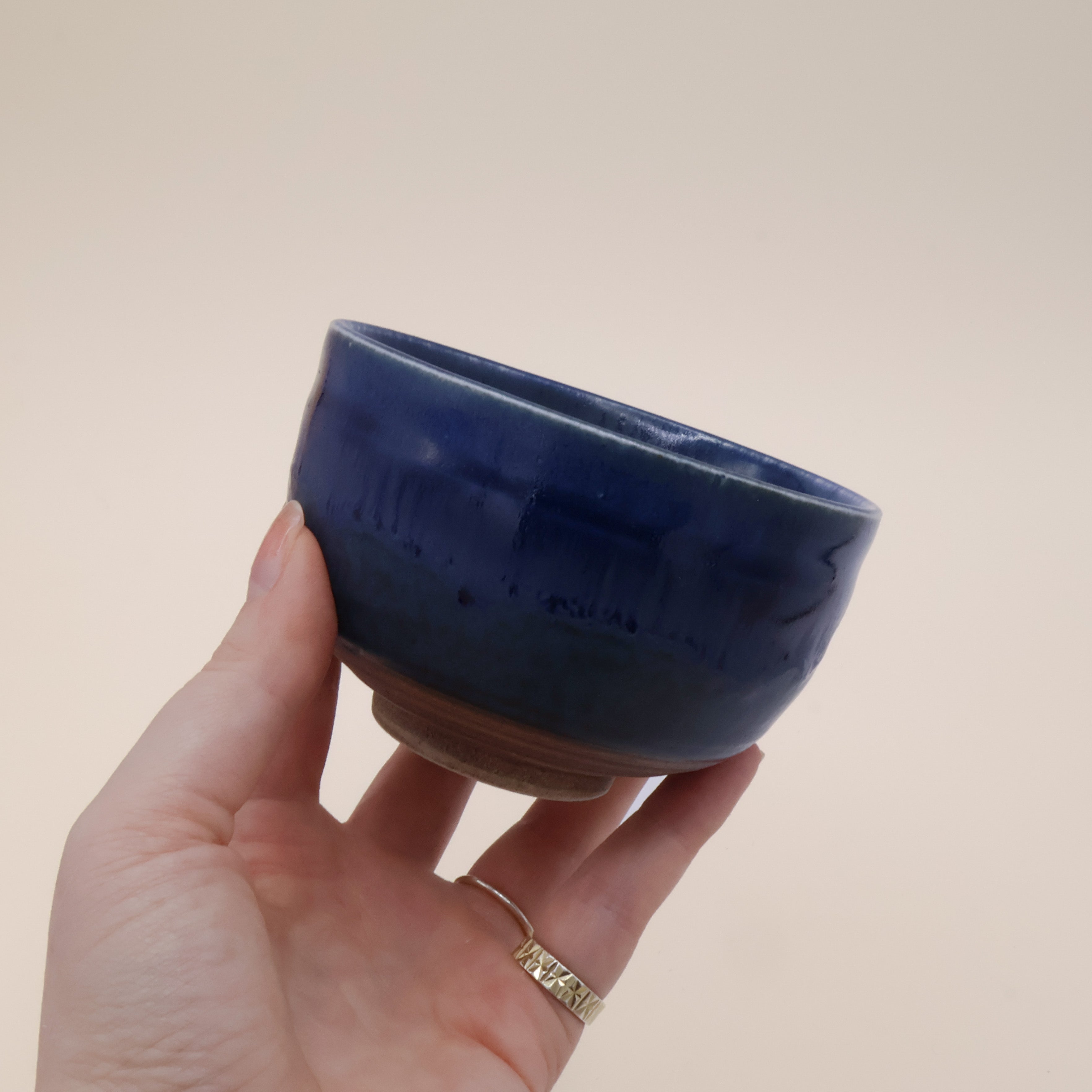 Kop med mørk blå glasur