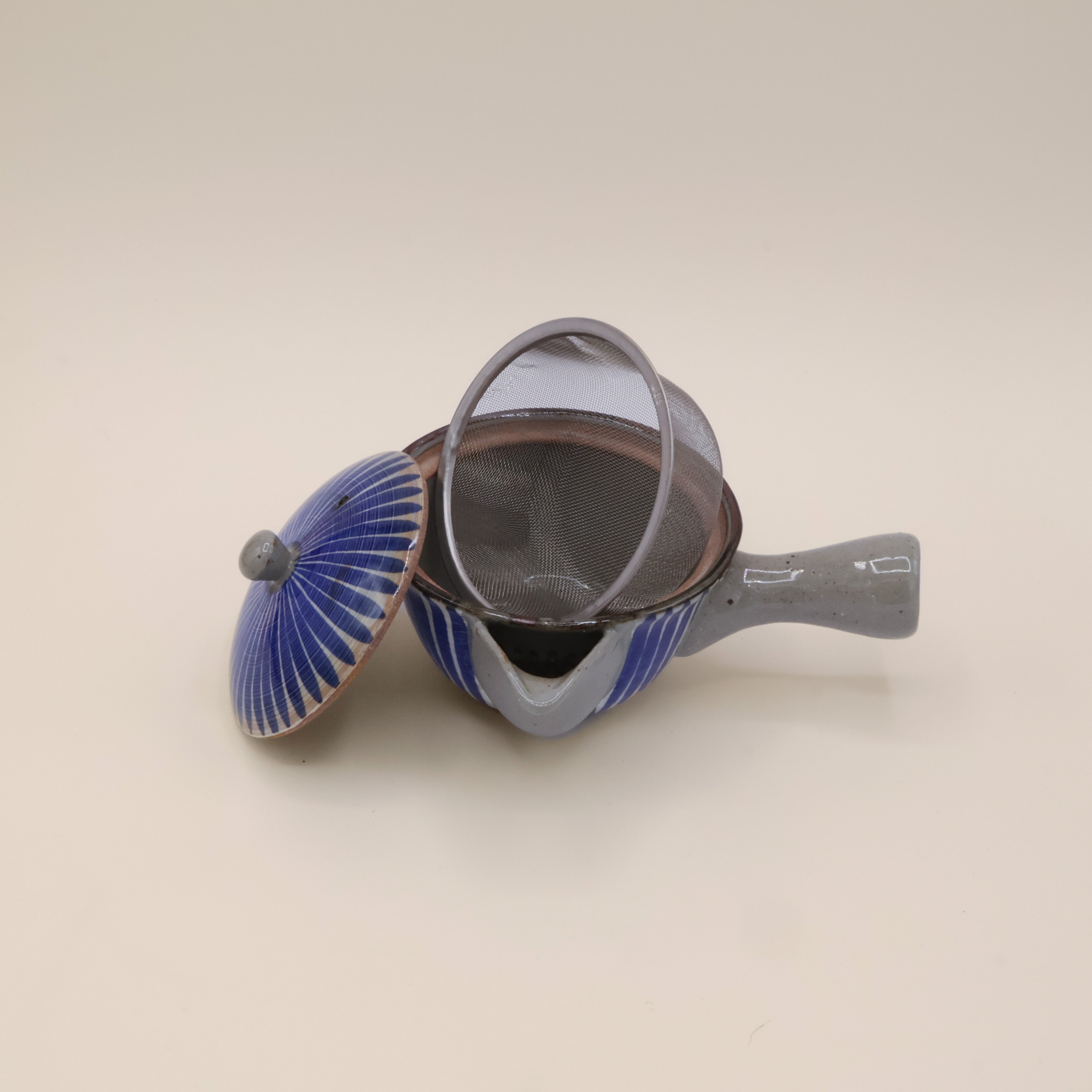 Lille tekande med håndtag og blå striber