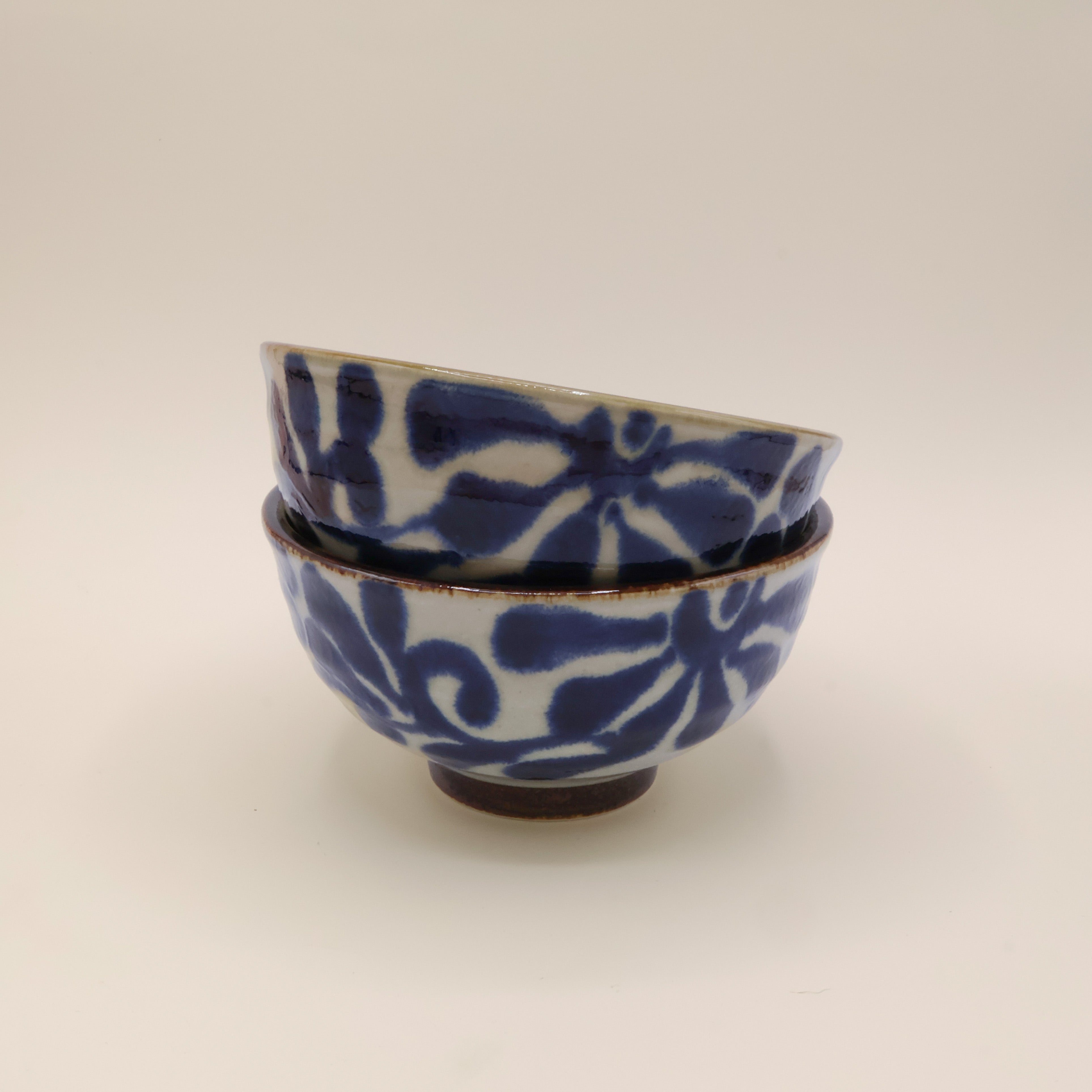 Nudelskål med mørk blåt blomstermotiv og brun kant