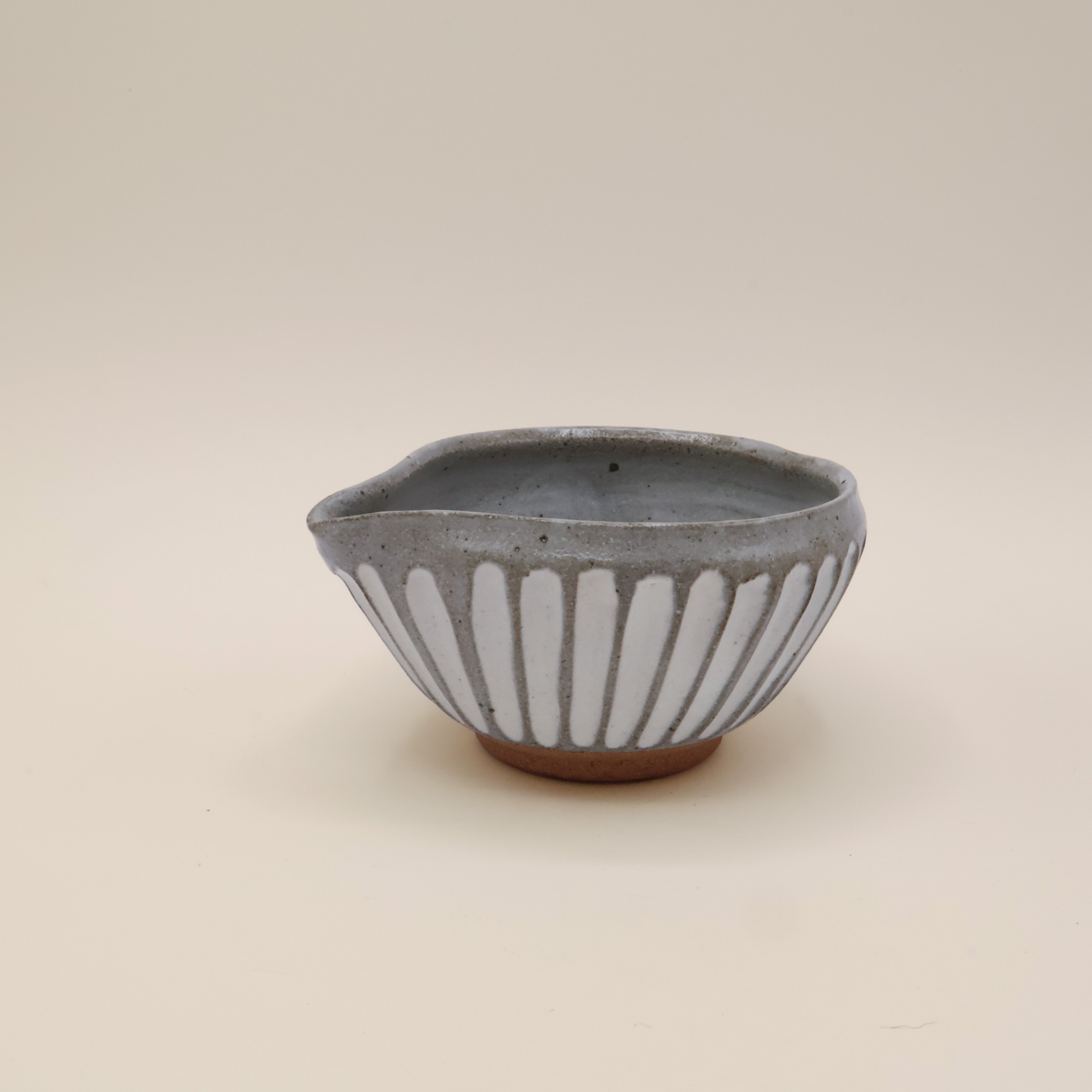 Katakuchi matchaskål - Grå og hvid med hældetud