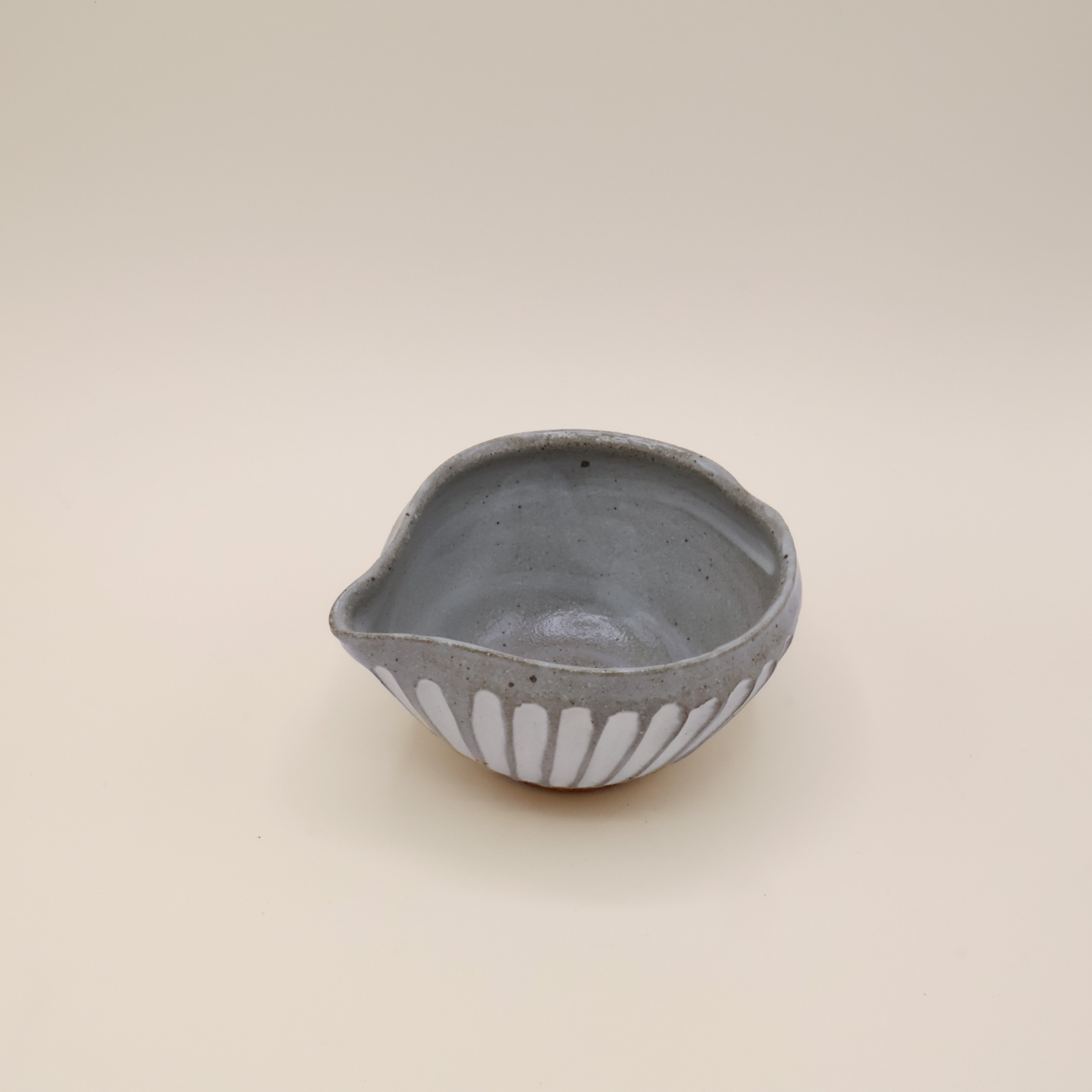 Katakuchi matchaskål - Grå og hvid med hældetud