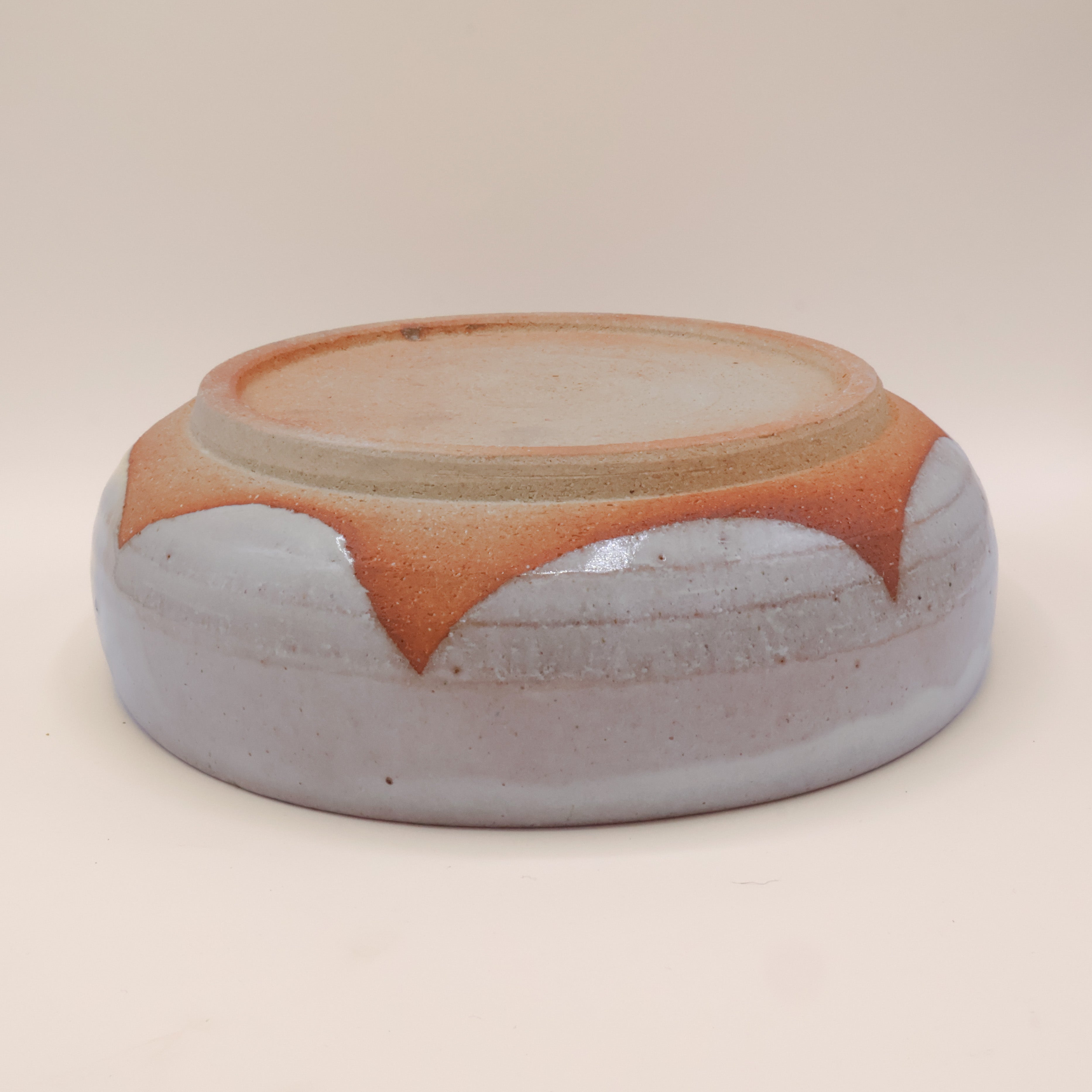 Fad i grå glasur og lyserødt skær