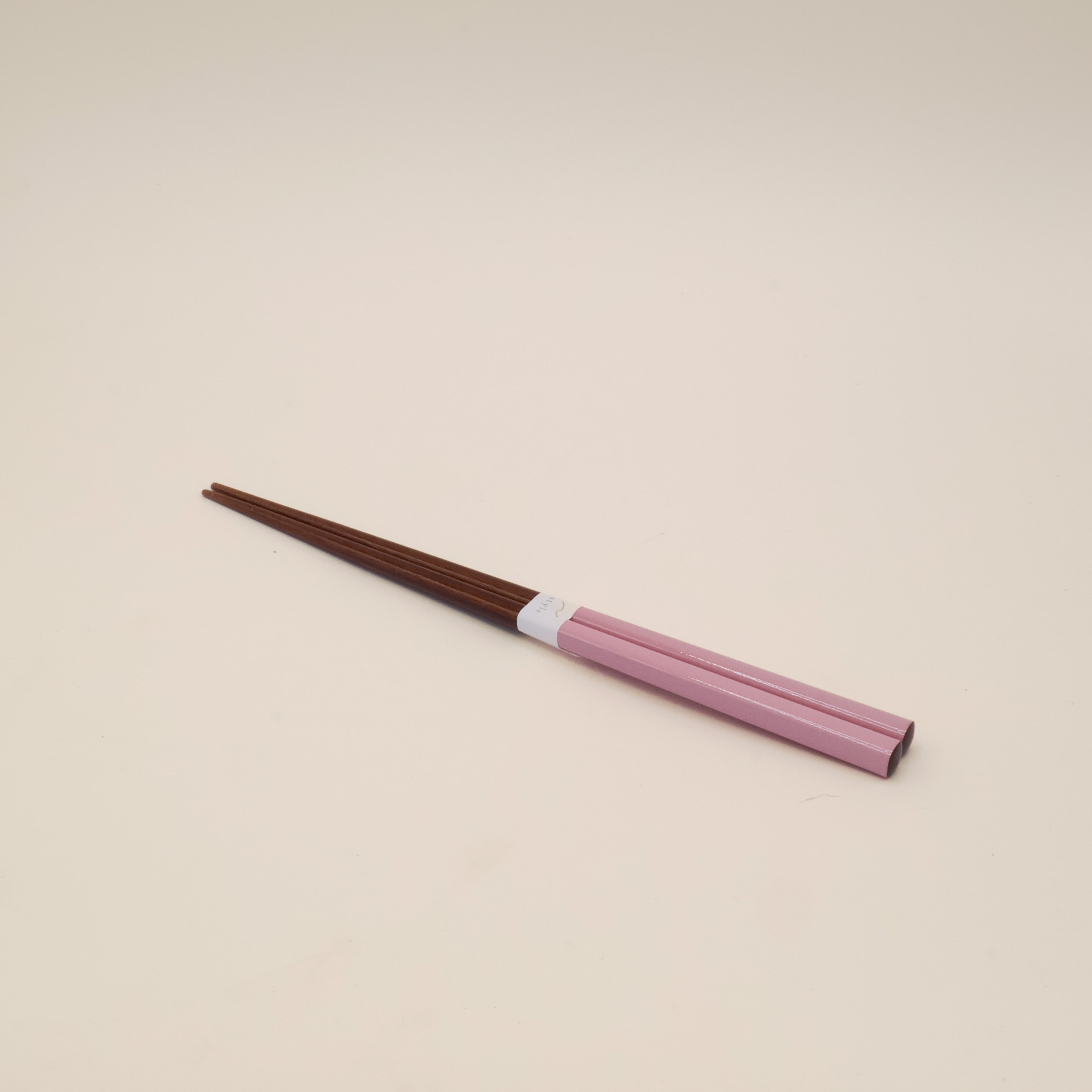 Spisepinde i mørkt træ med farvet lak (Flere varianter)