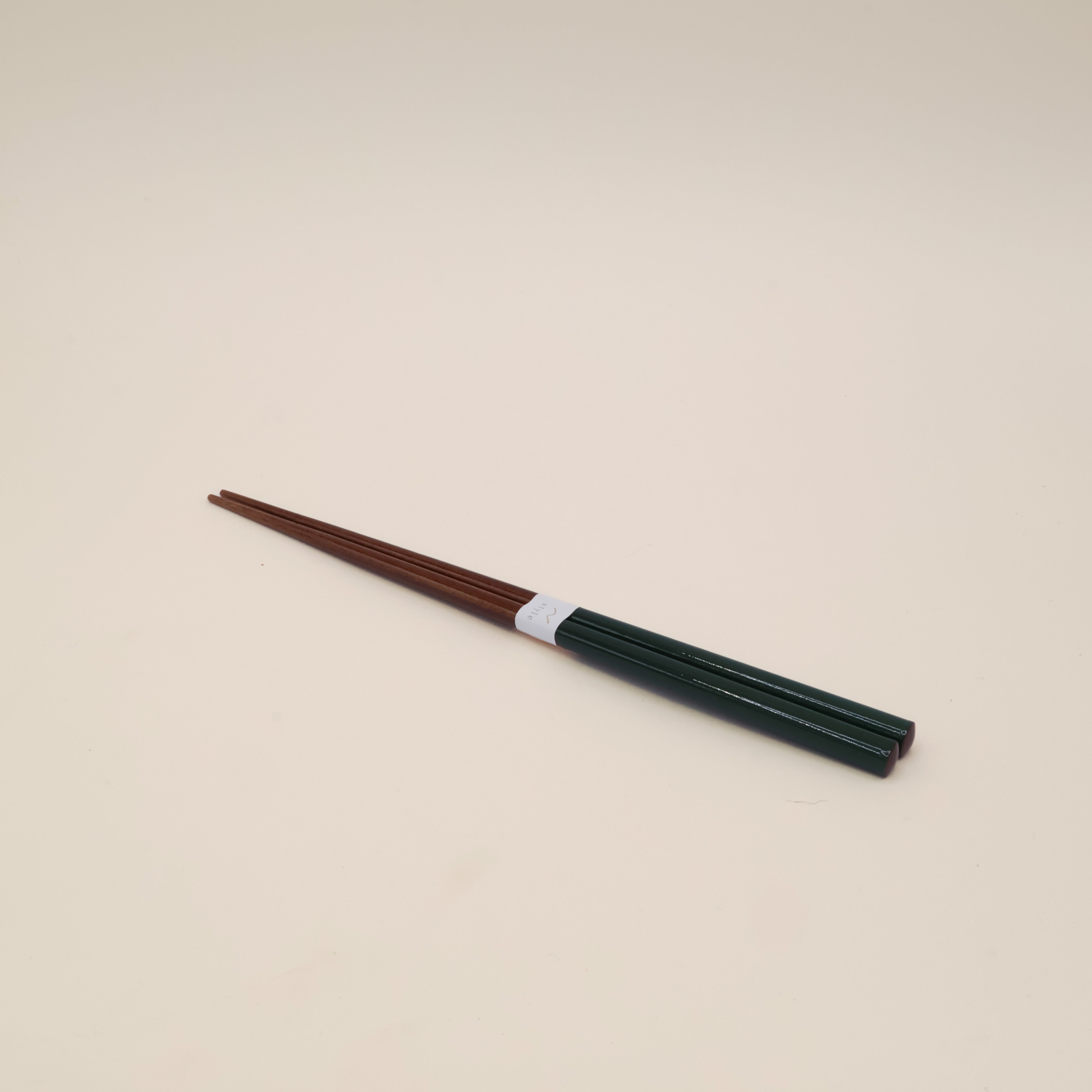 Spisepinde i mørkt træ med farvet lak (Flere varianter)