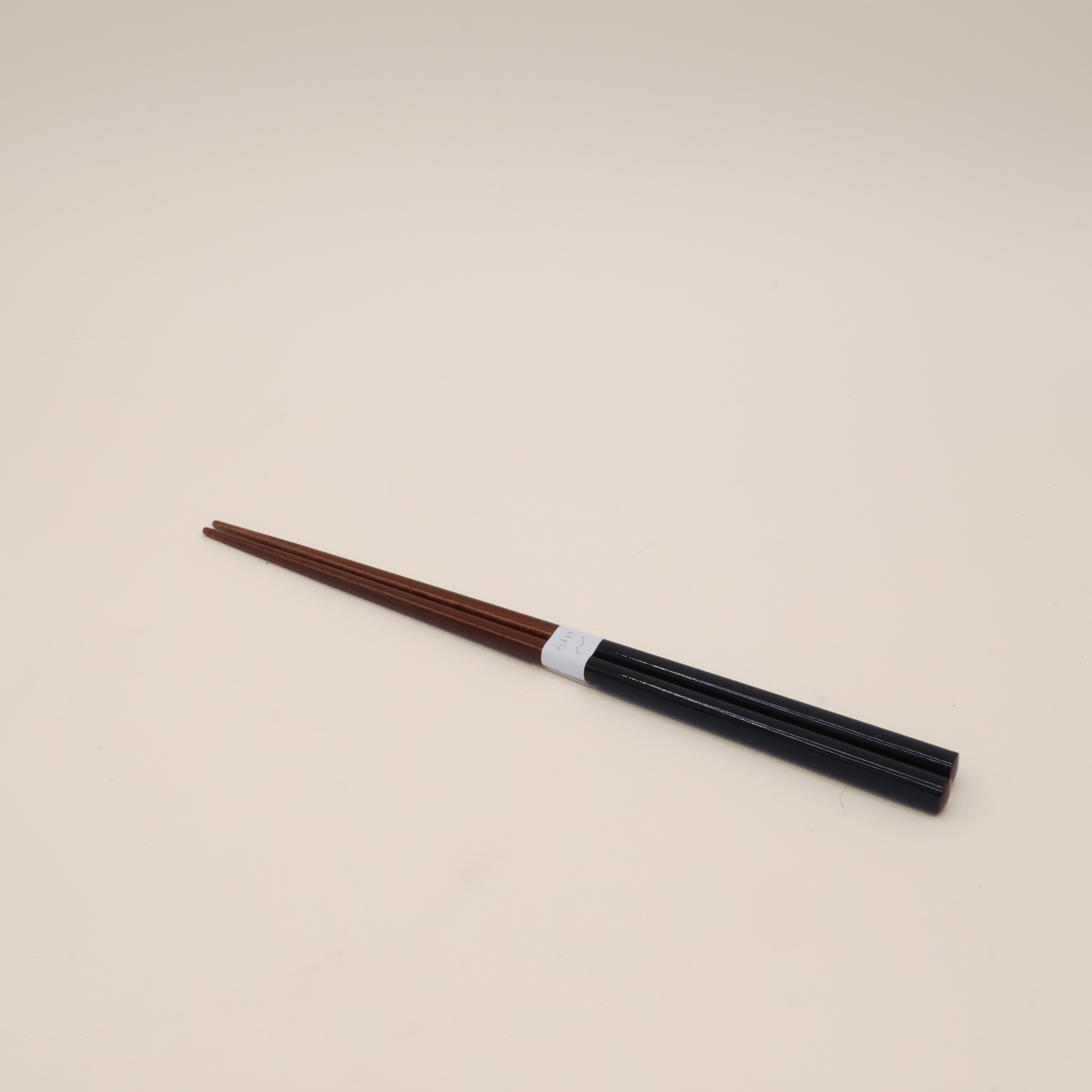 Spisepinde i mørkt træ med farvet lak (Flere varianter)