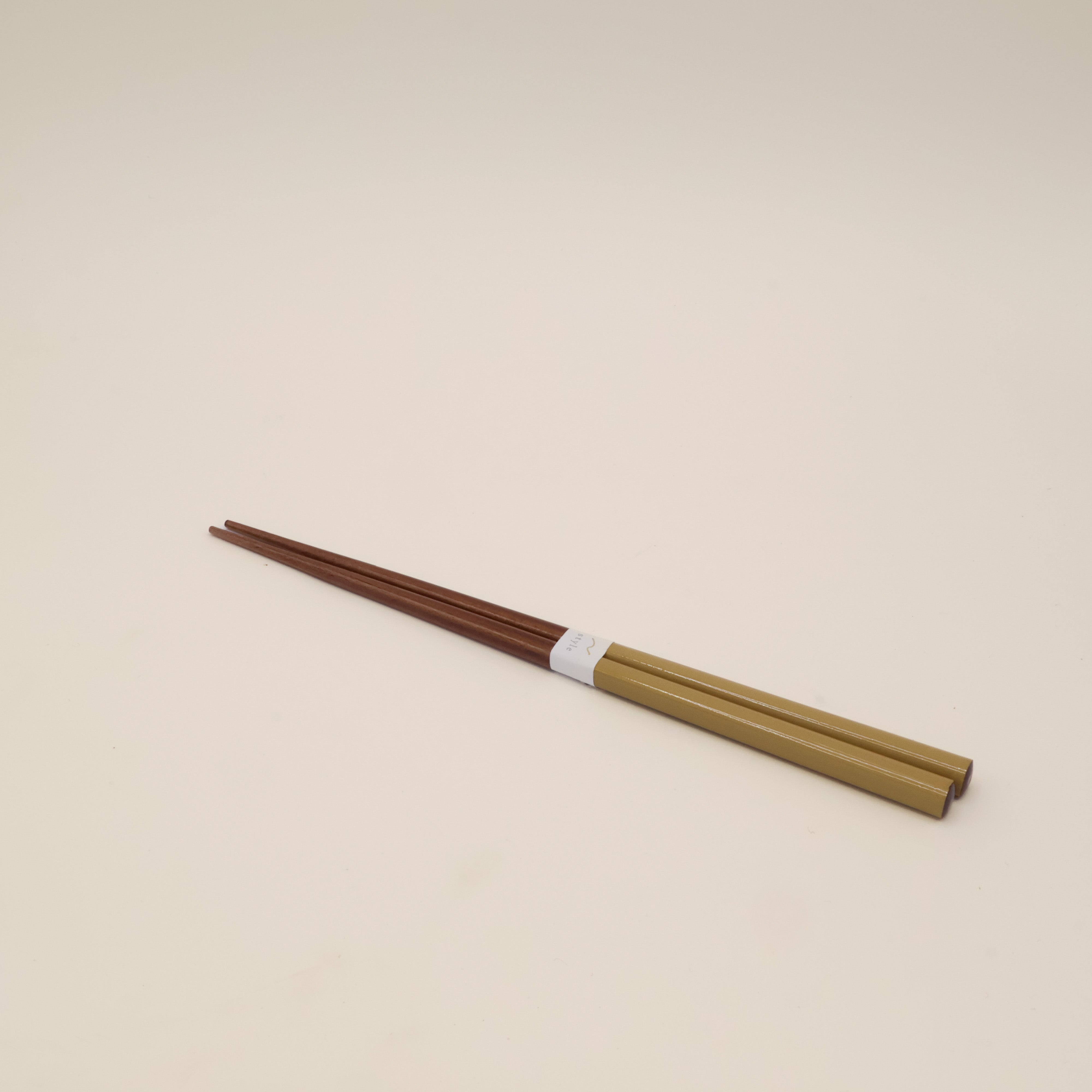 Spisepinde i mørkt træ med farvet lak (Flere varianter)