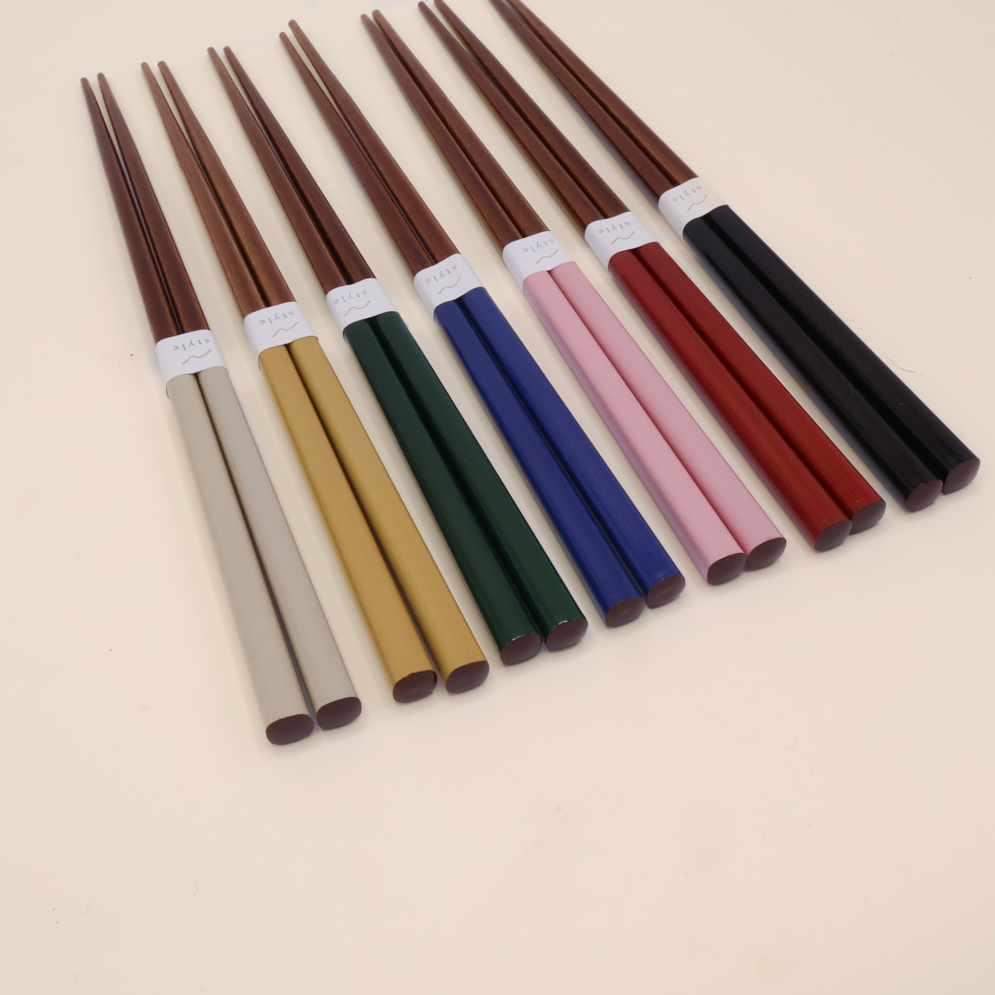 Spisepinde i mørkt træ med farvet lak (Flere varianter)