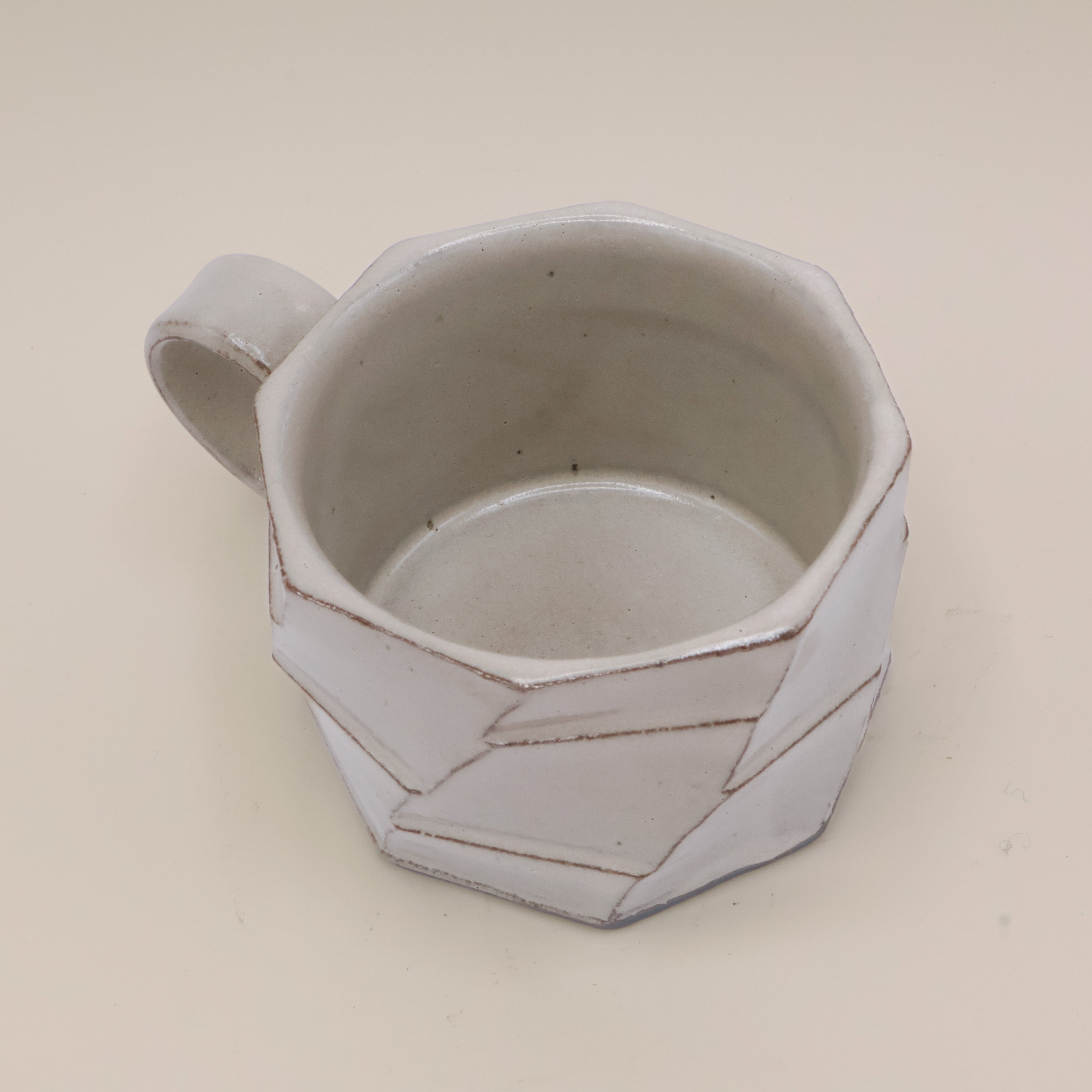 Kantet kop med rustikt udtryk