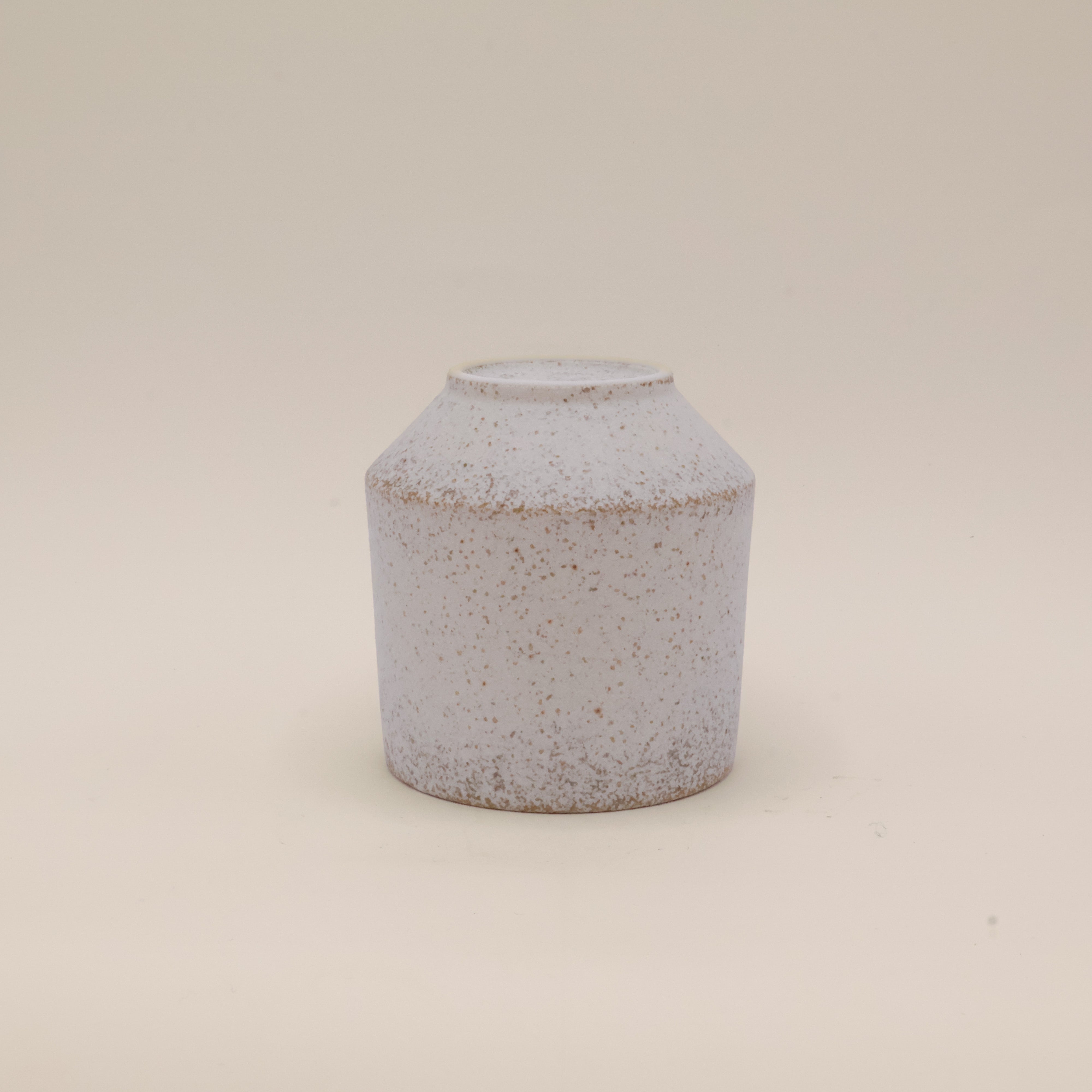 Kop med rustik hvid og brun glasur