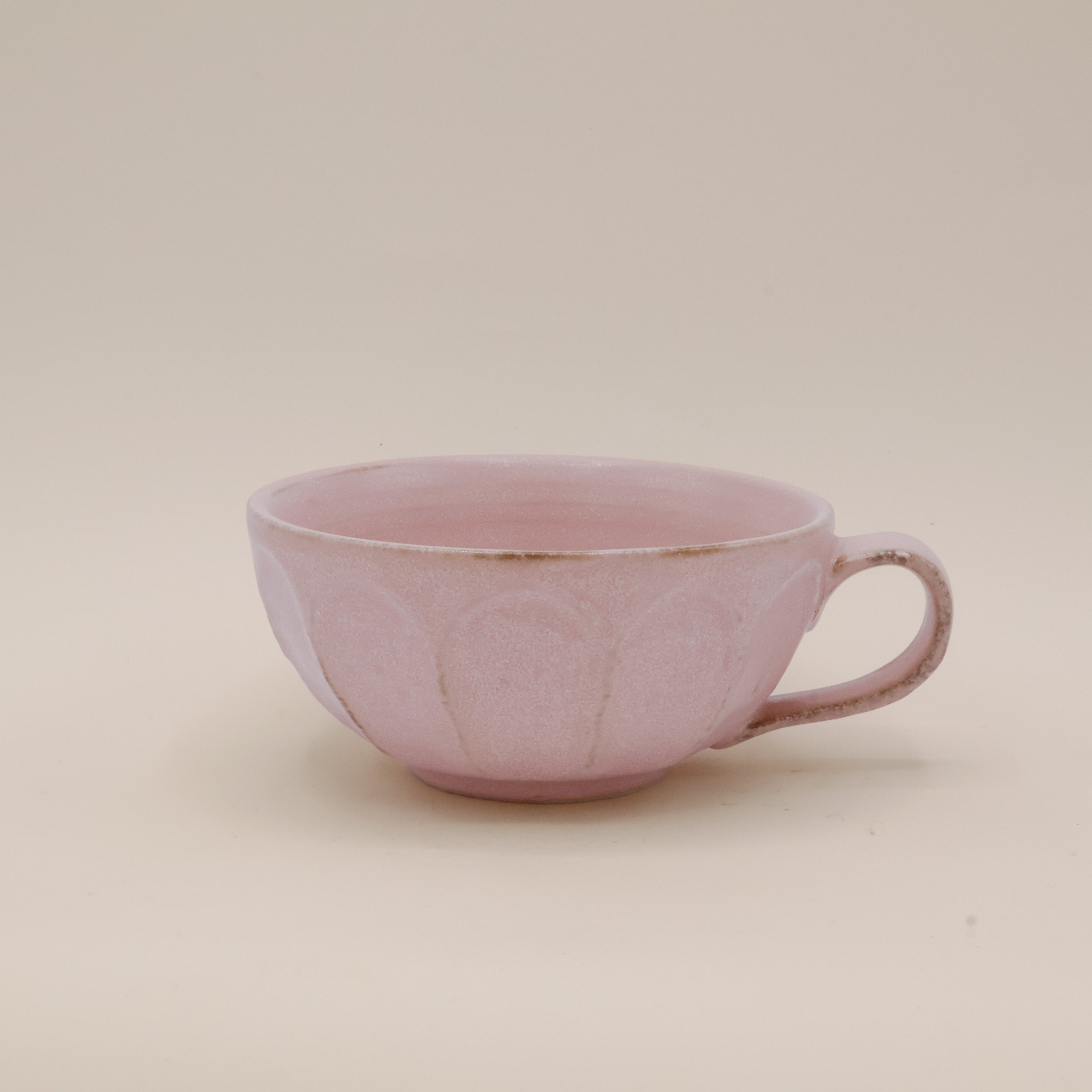 Stor lyserød kop med hank