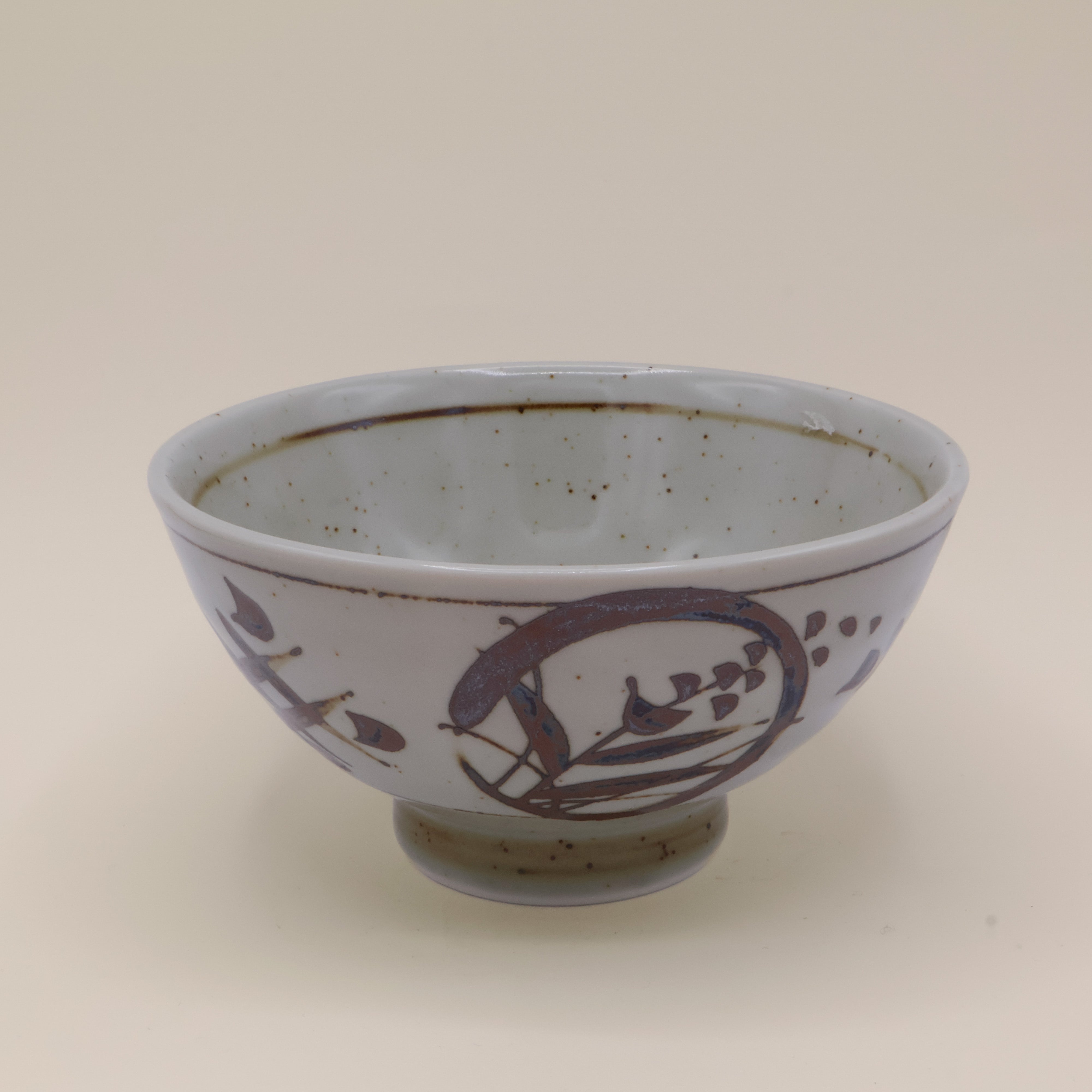 Nudelskål med brune motiver