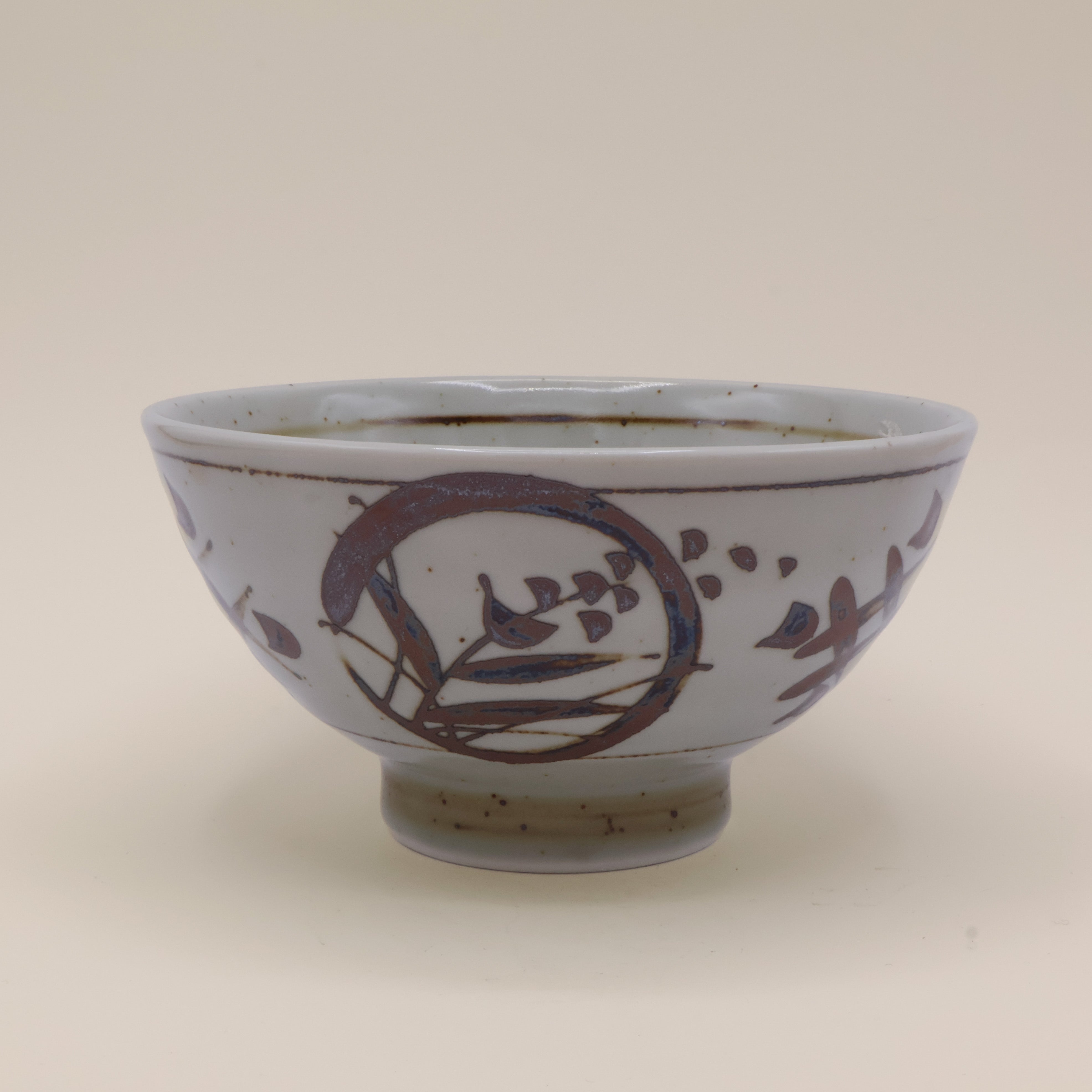 Nudelskål med brune motiver