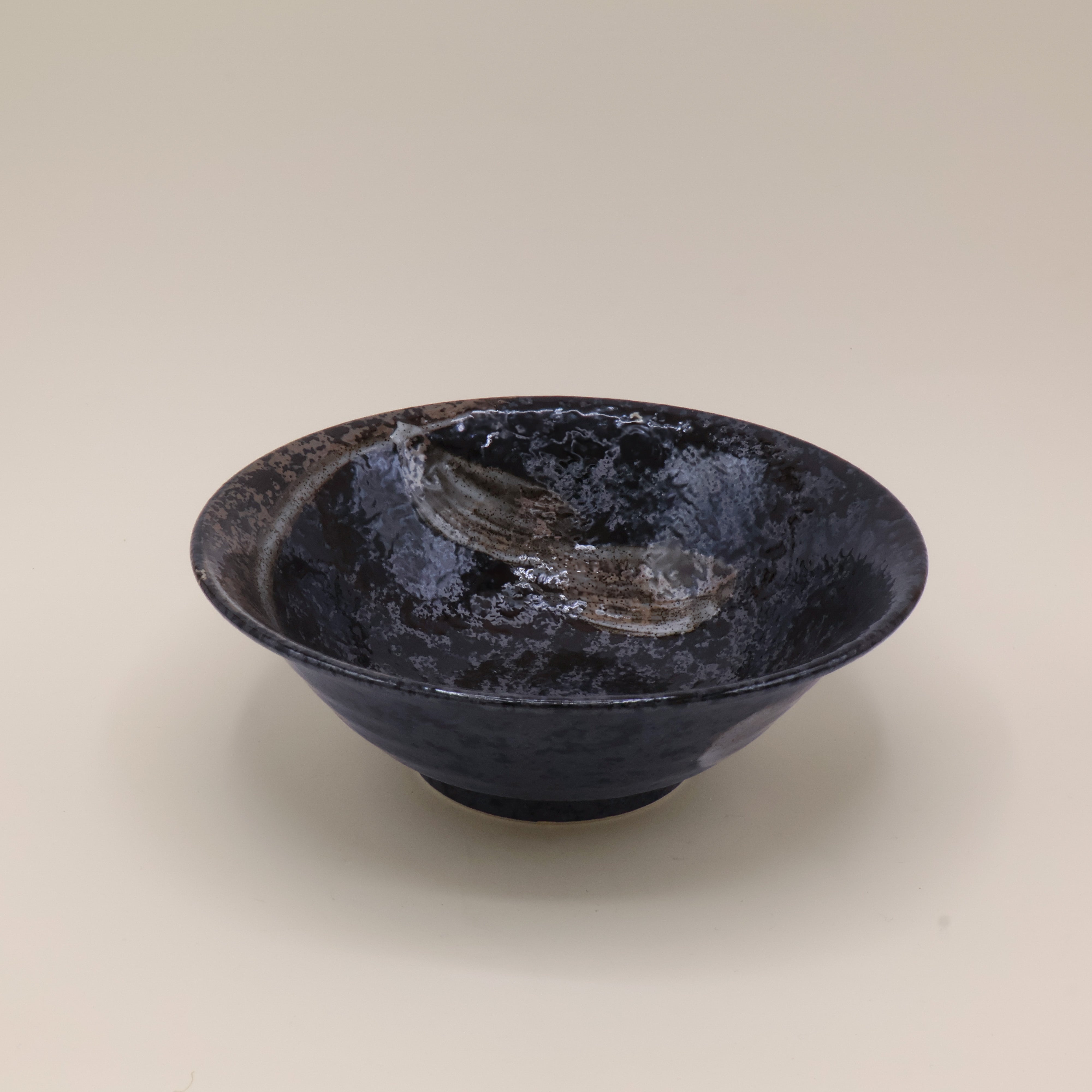 Ramenskål i mørke nuancer med kant