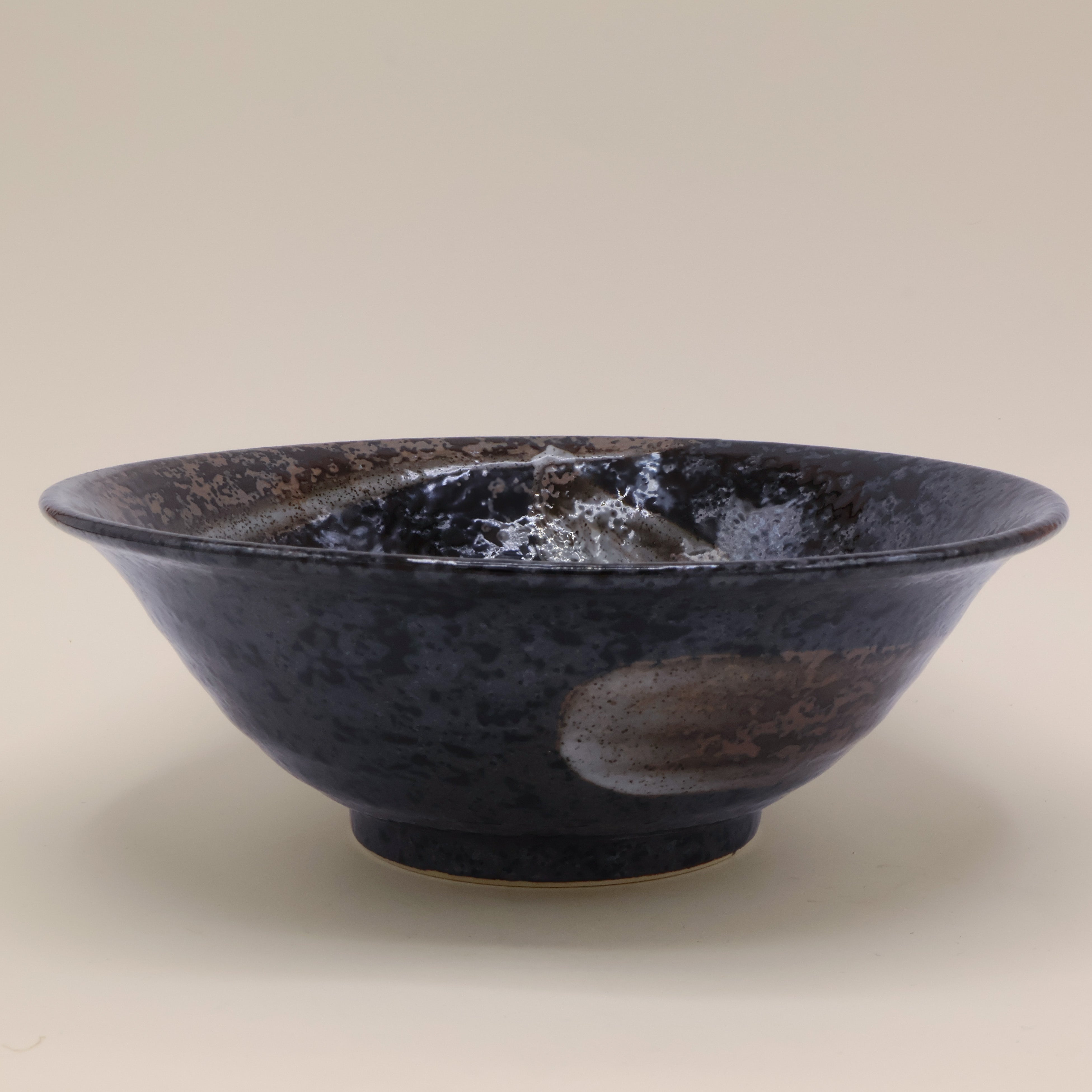 Ramenskål i mørke nuancer med kant