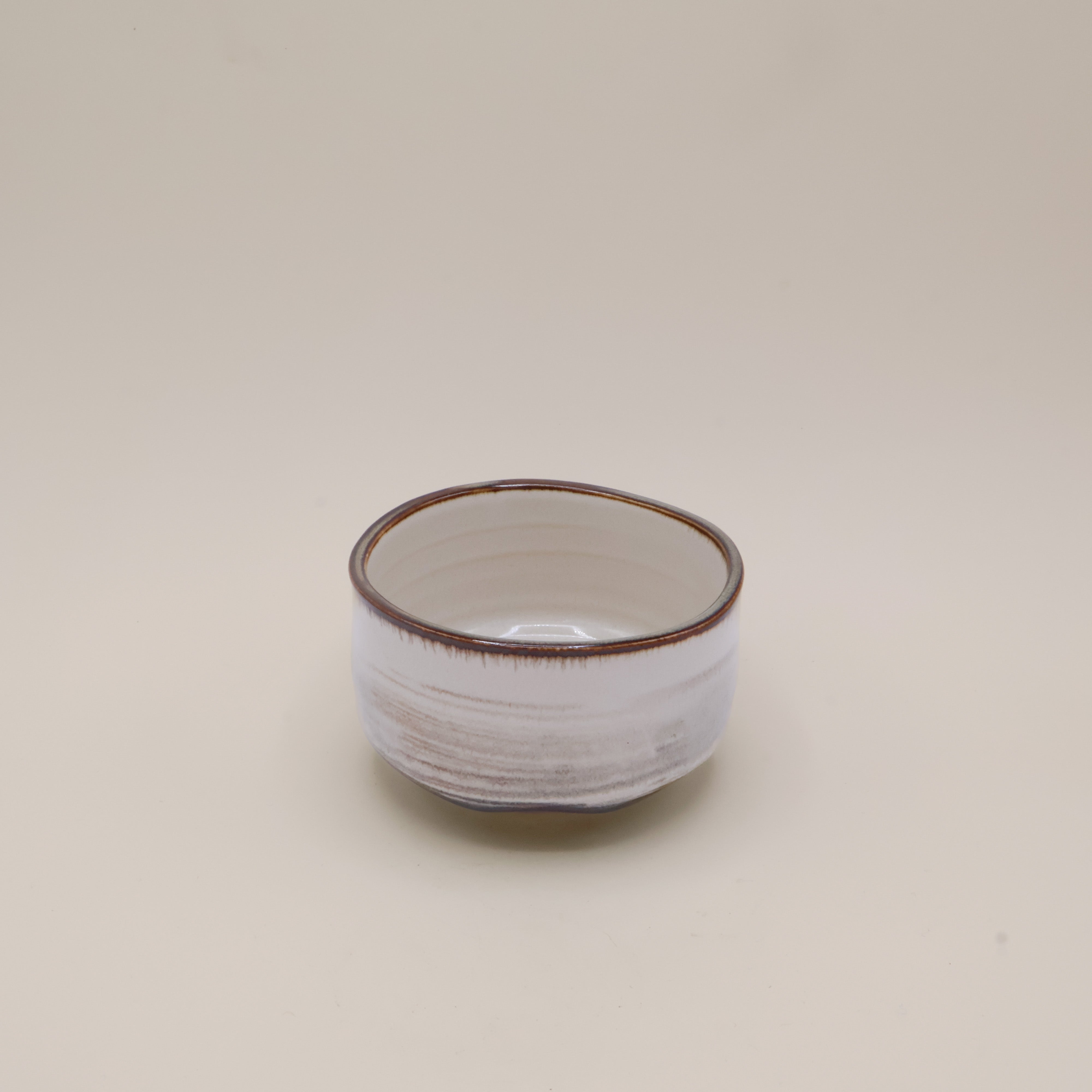 Matchakop - Beige glasur og brune/grå striber