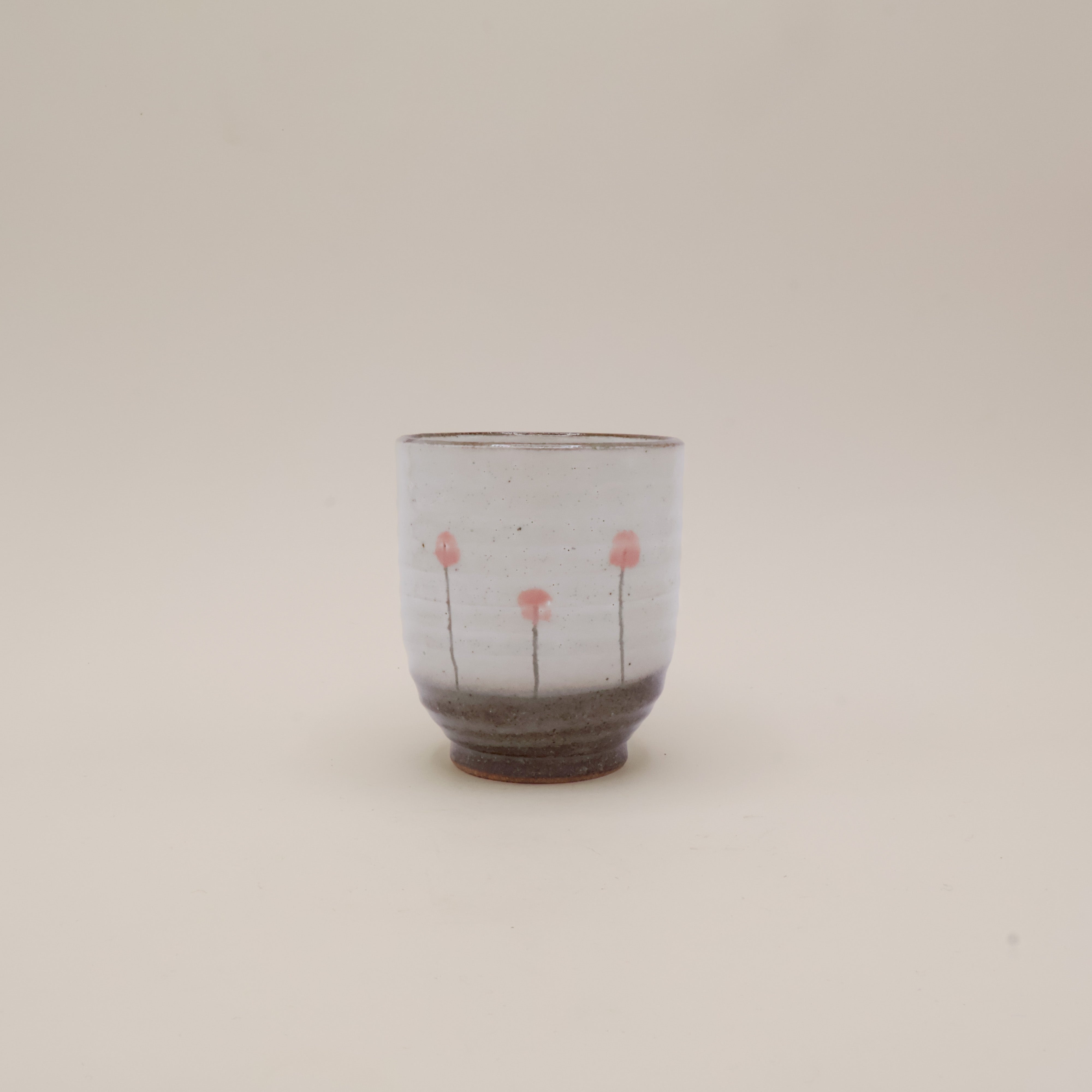 Kop med lyserøde blomster