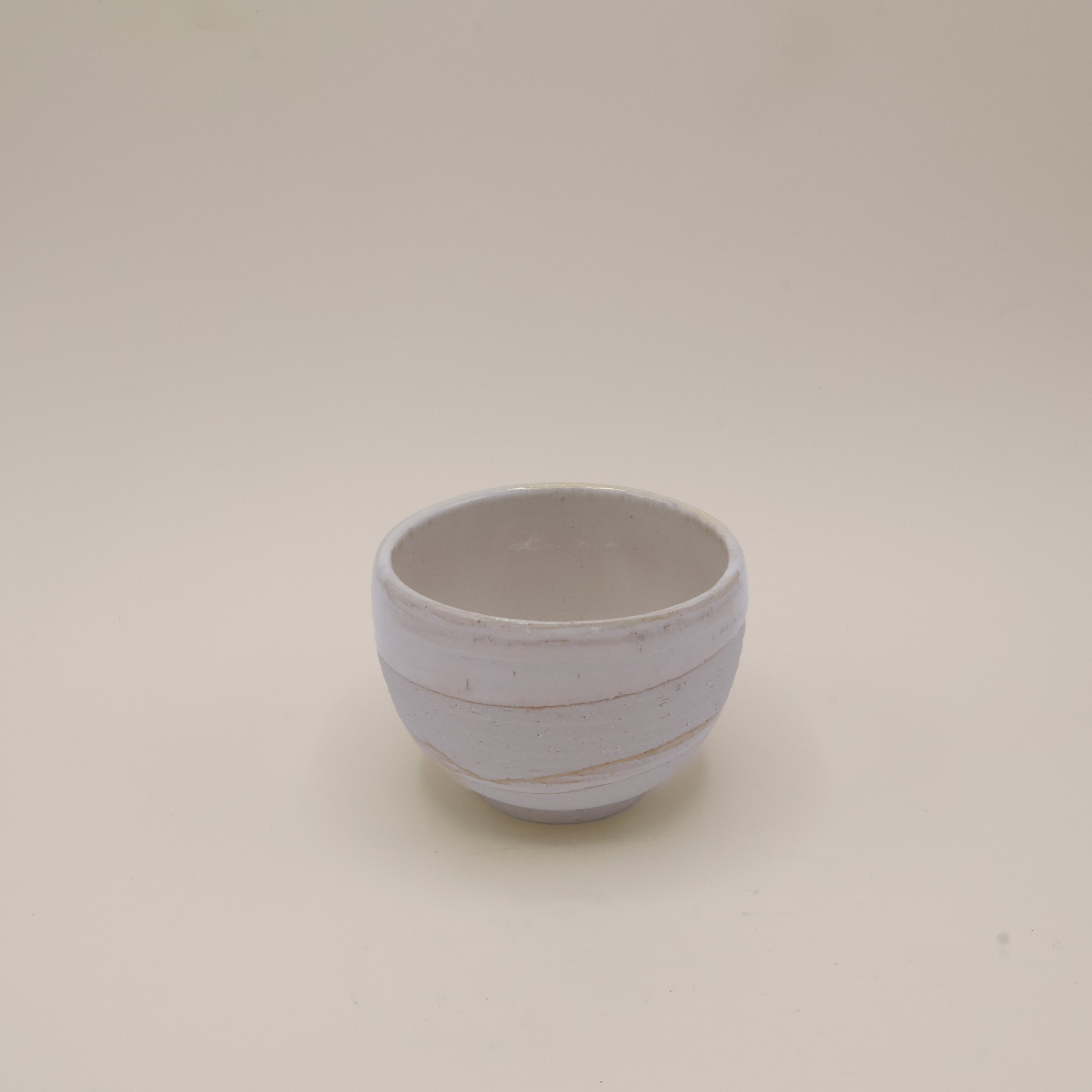 Hvid kop med rustik overflade og hvid glasur