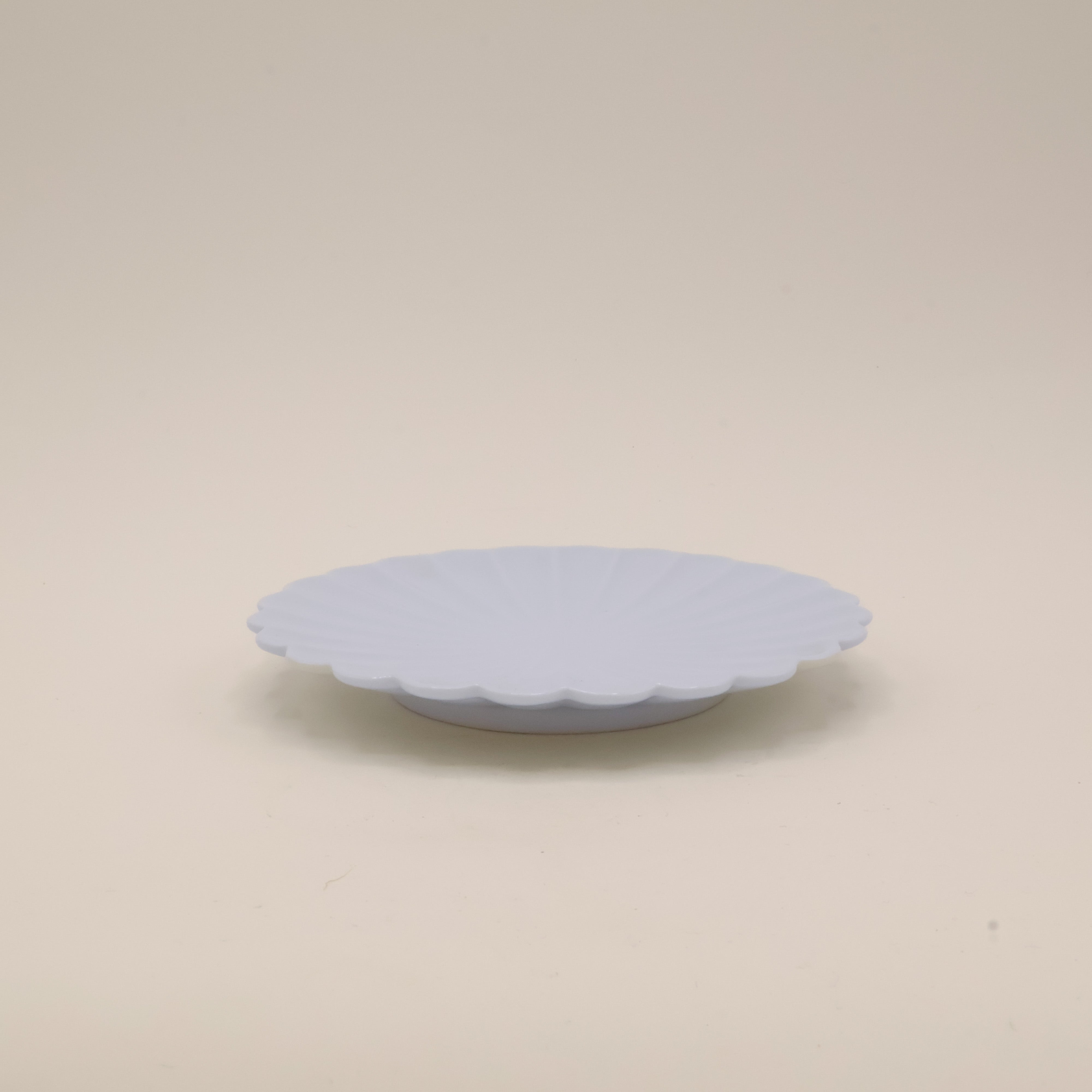 Lille hvidt blomsterfad