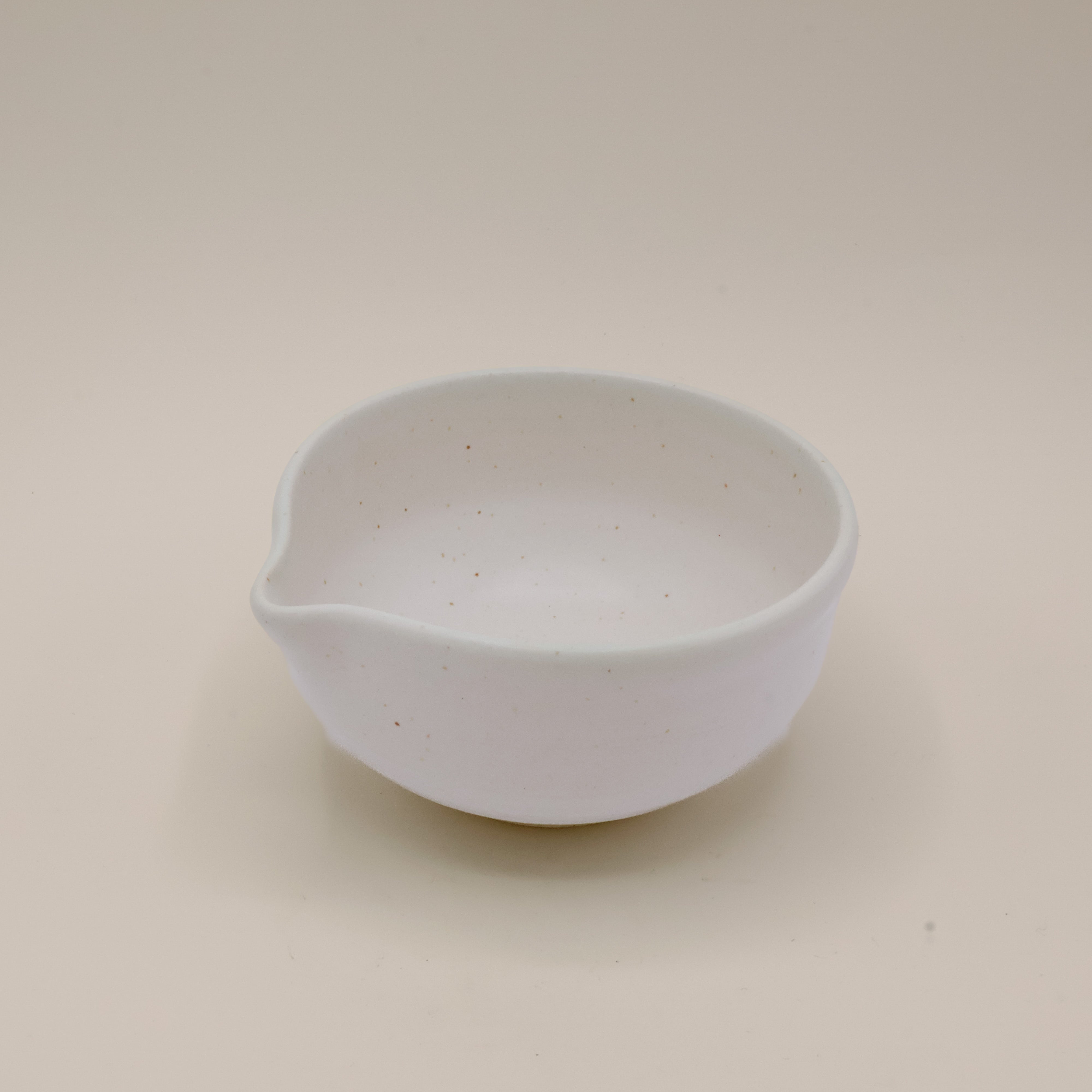 Katakuchi matcha bowl - White with pouring spout