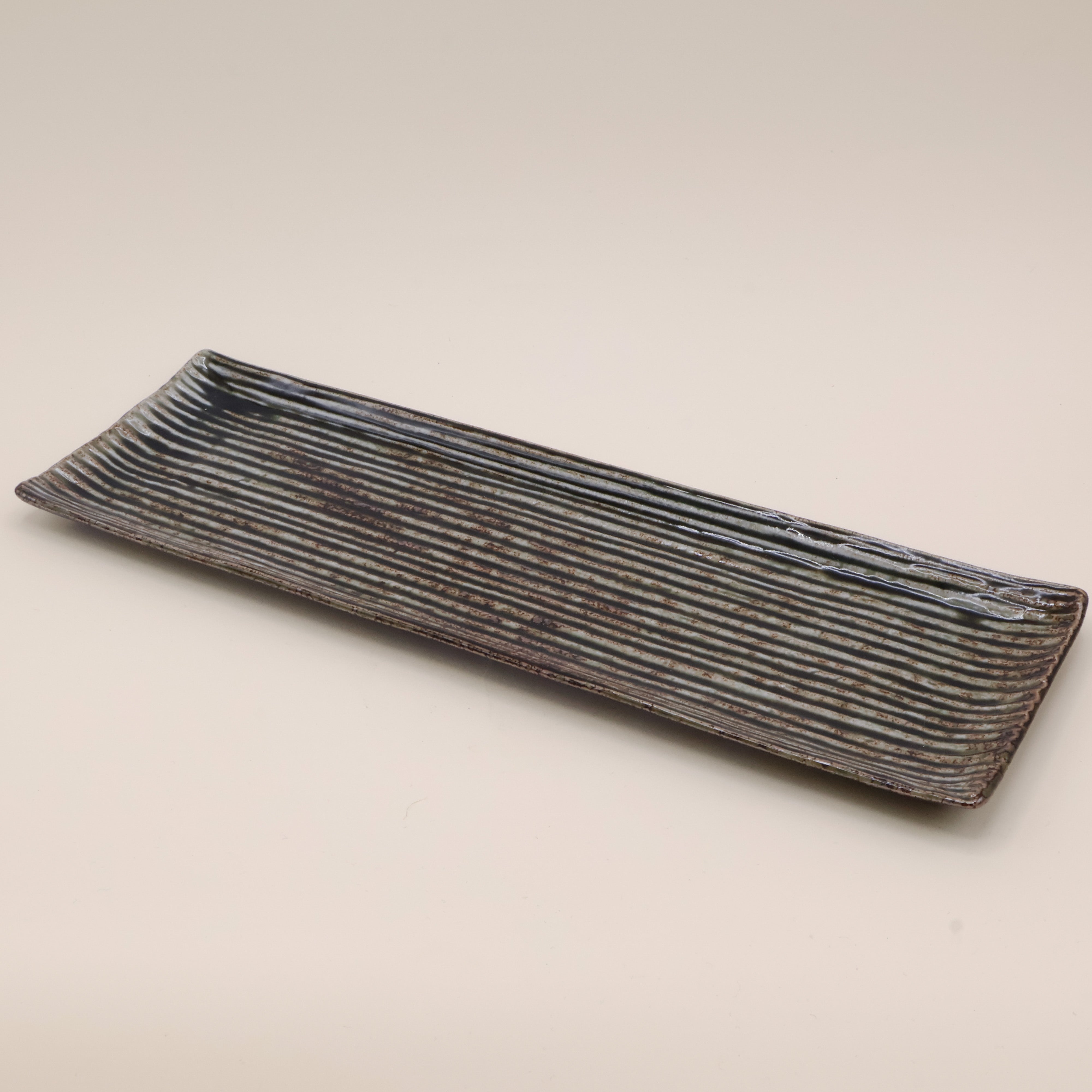 Aflangt grønt fad med striber