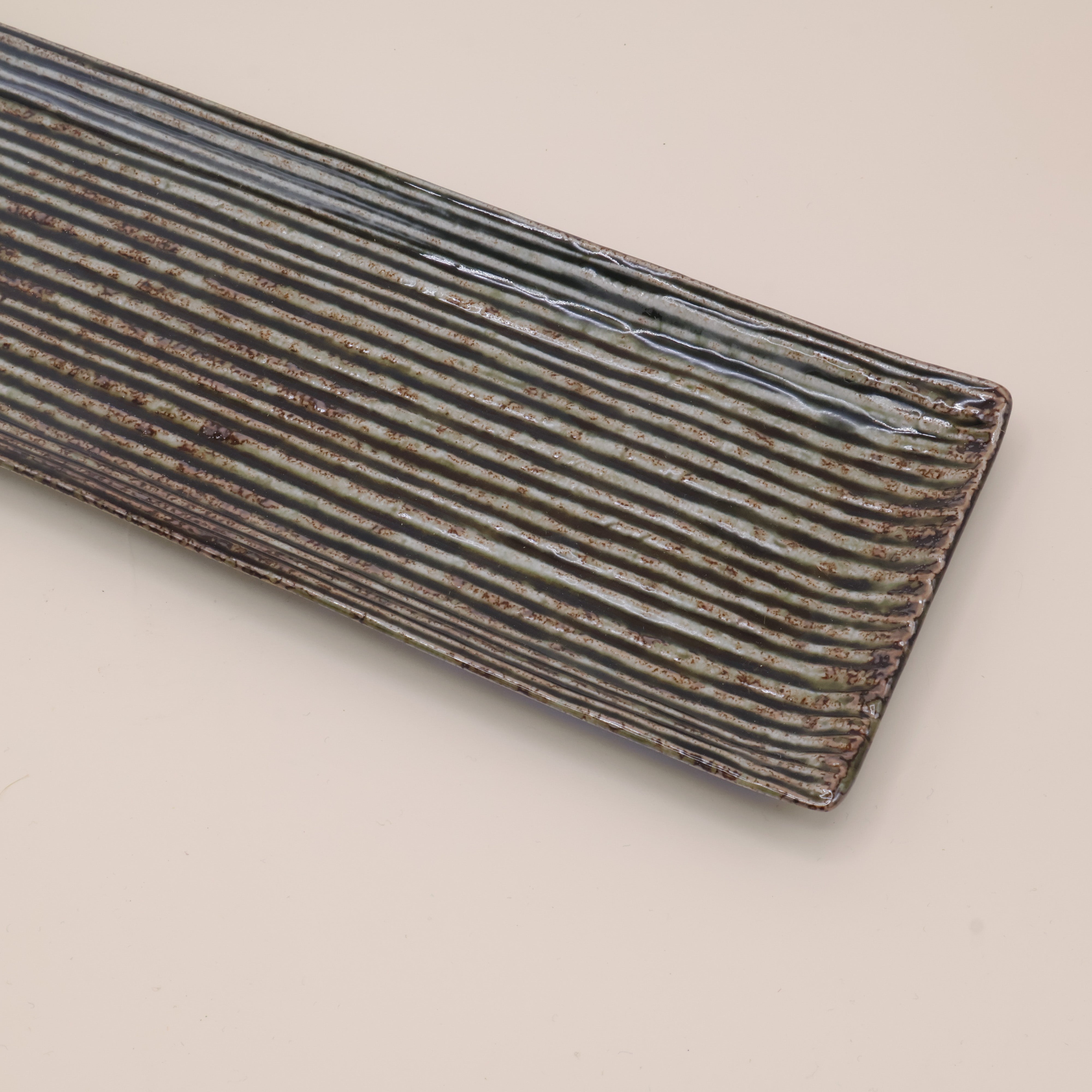 Aflangt grønt fad med striber