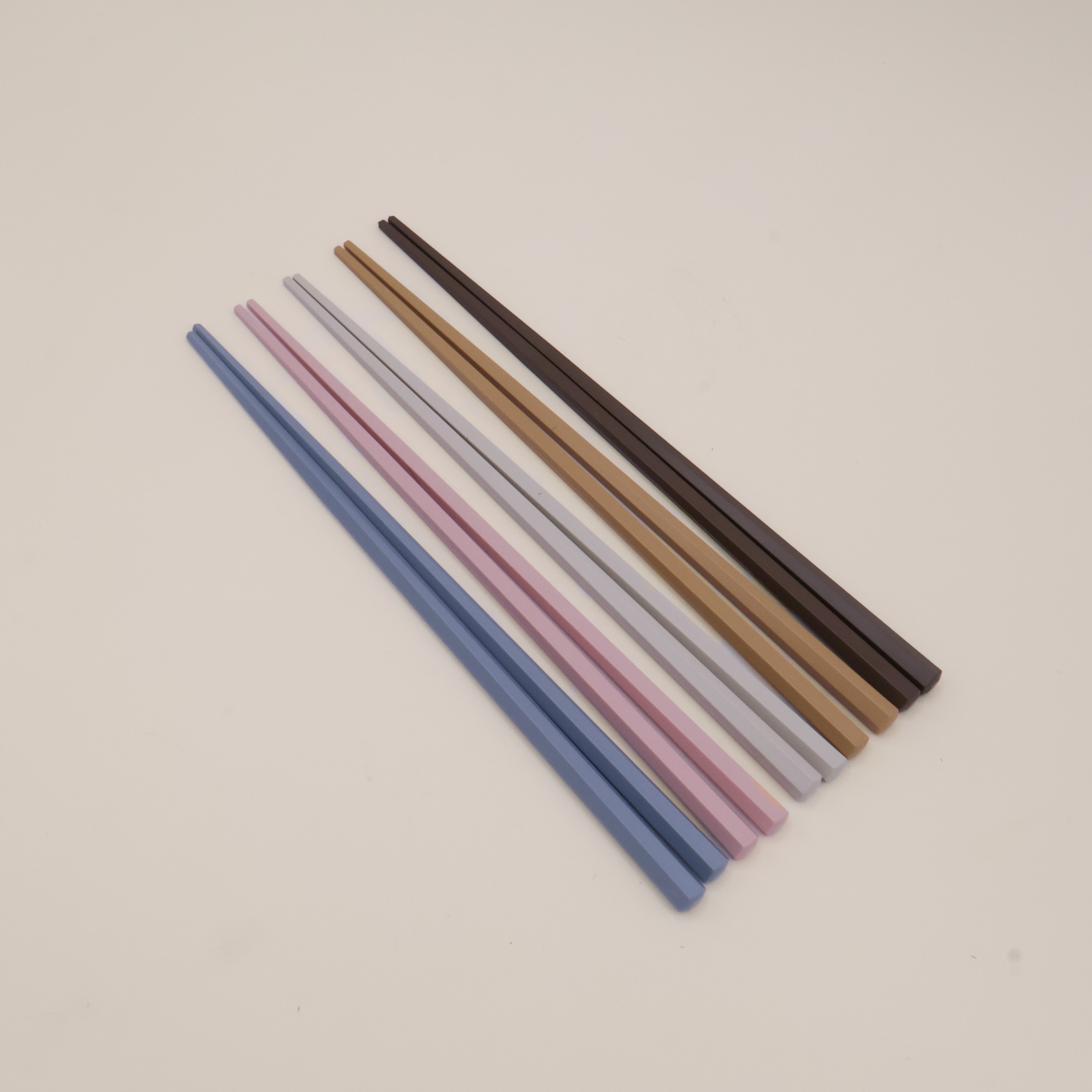 Spisepinde i nedtonede farver