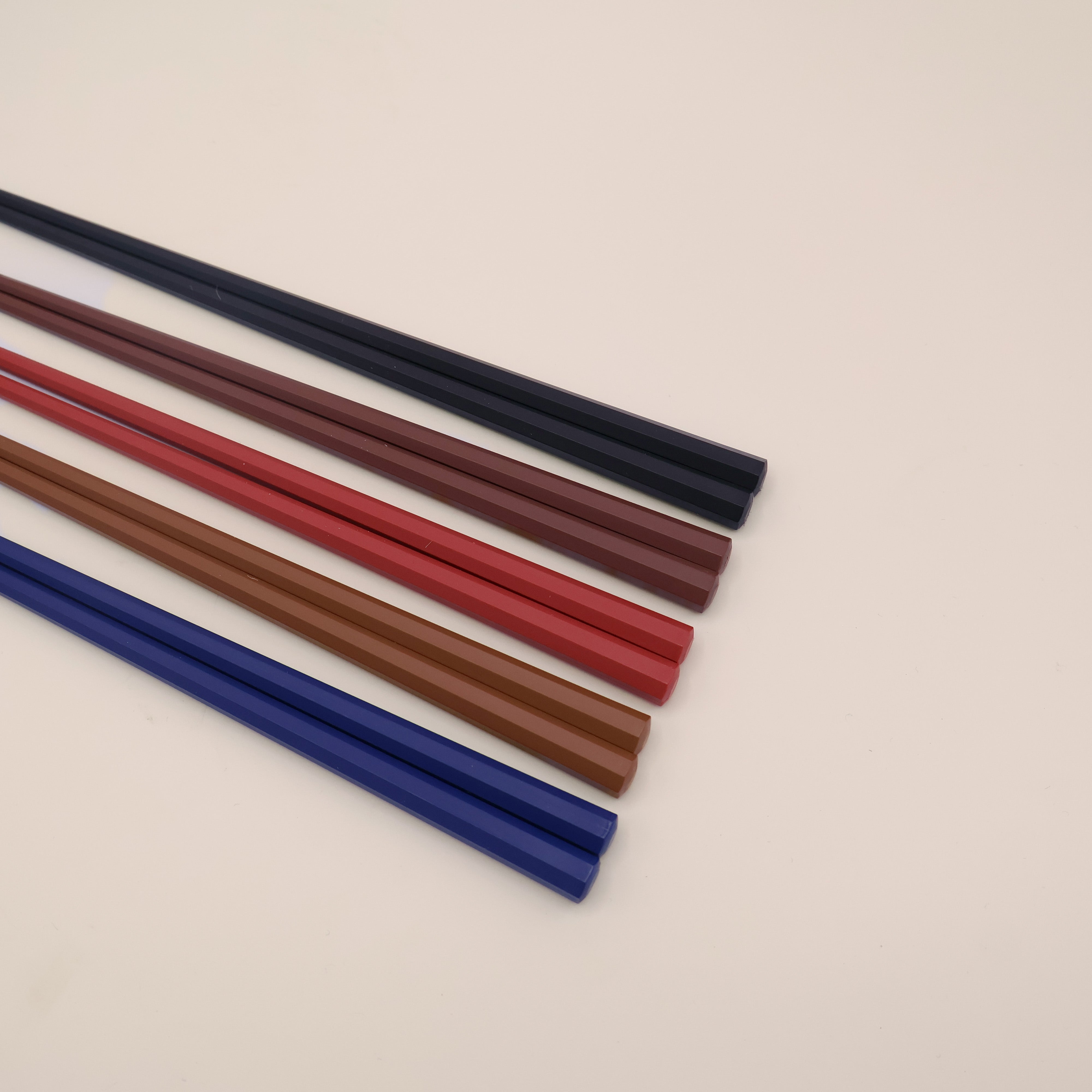 Spisepinde, mørke farver