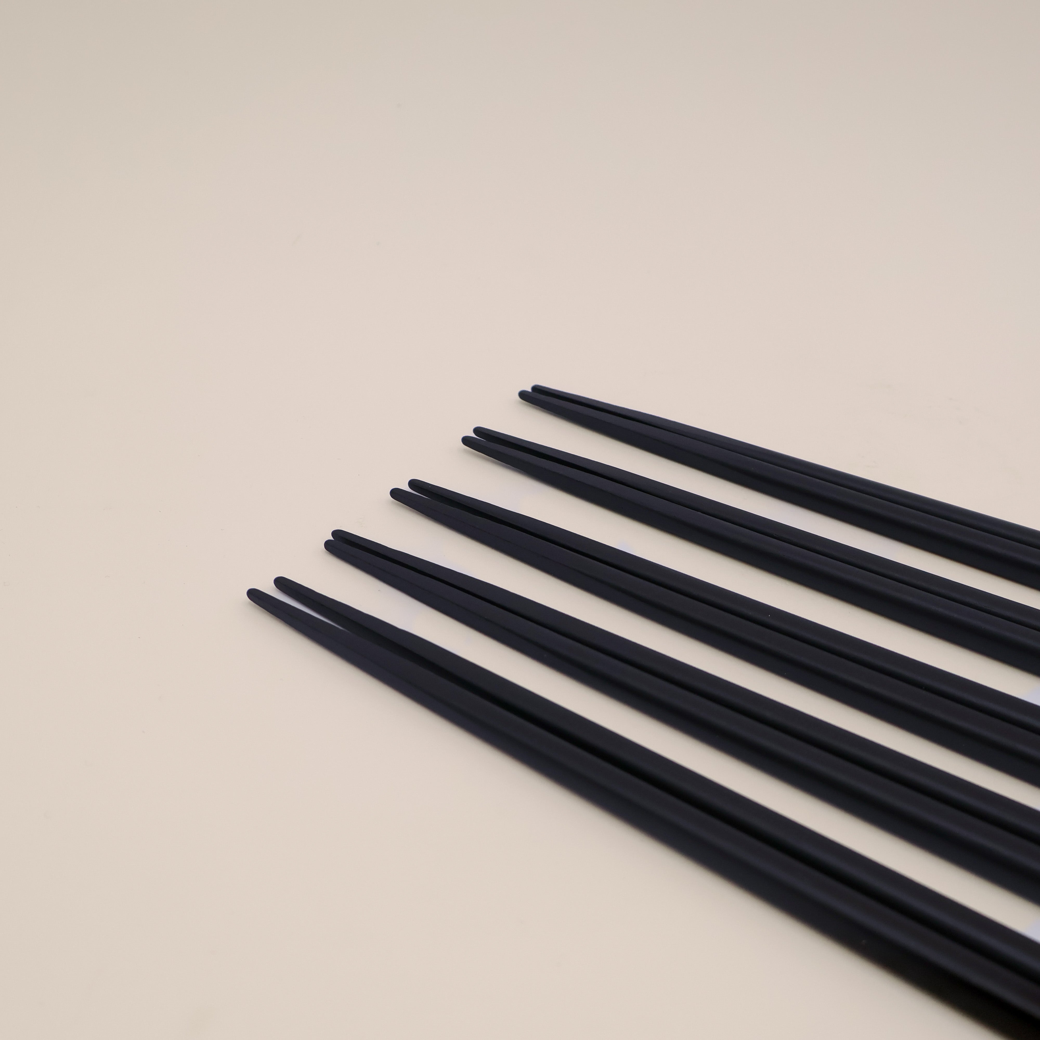 Spisepinde i træ, sort