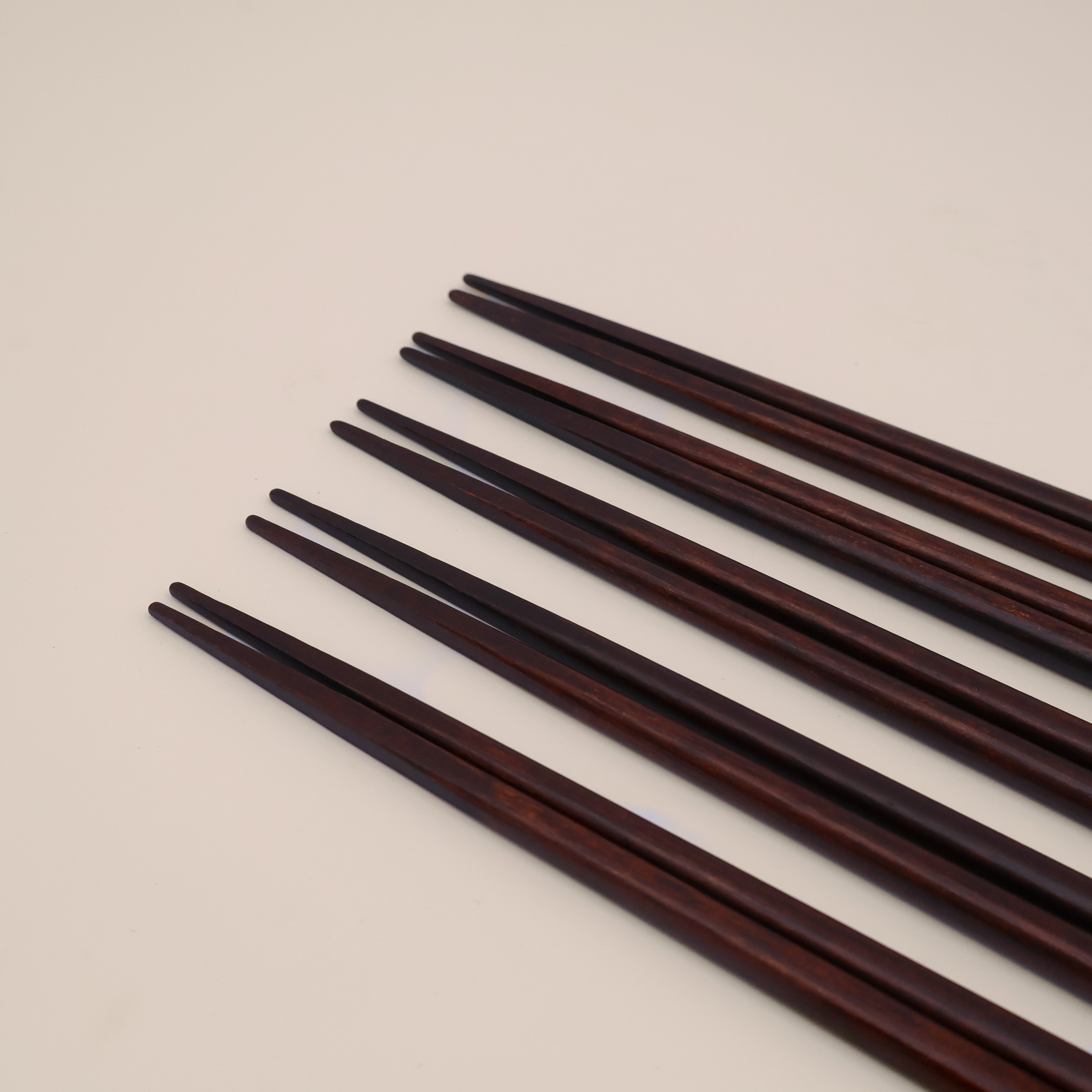 Spisepinde i træ, mørkebrun