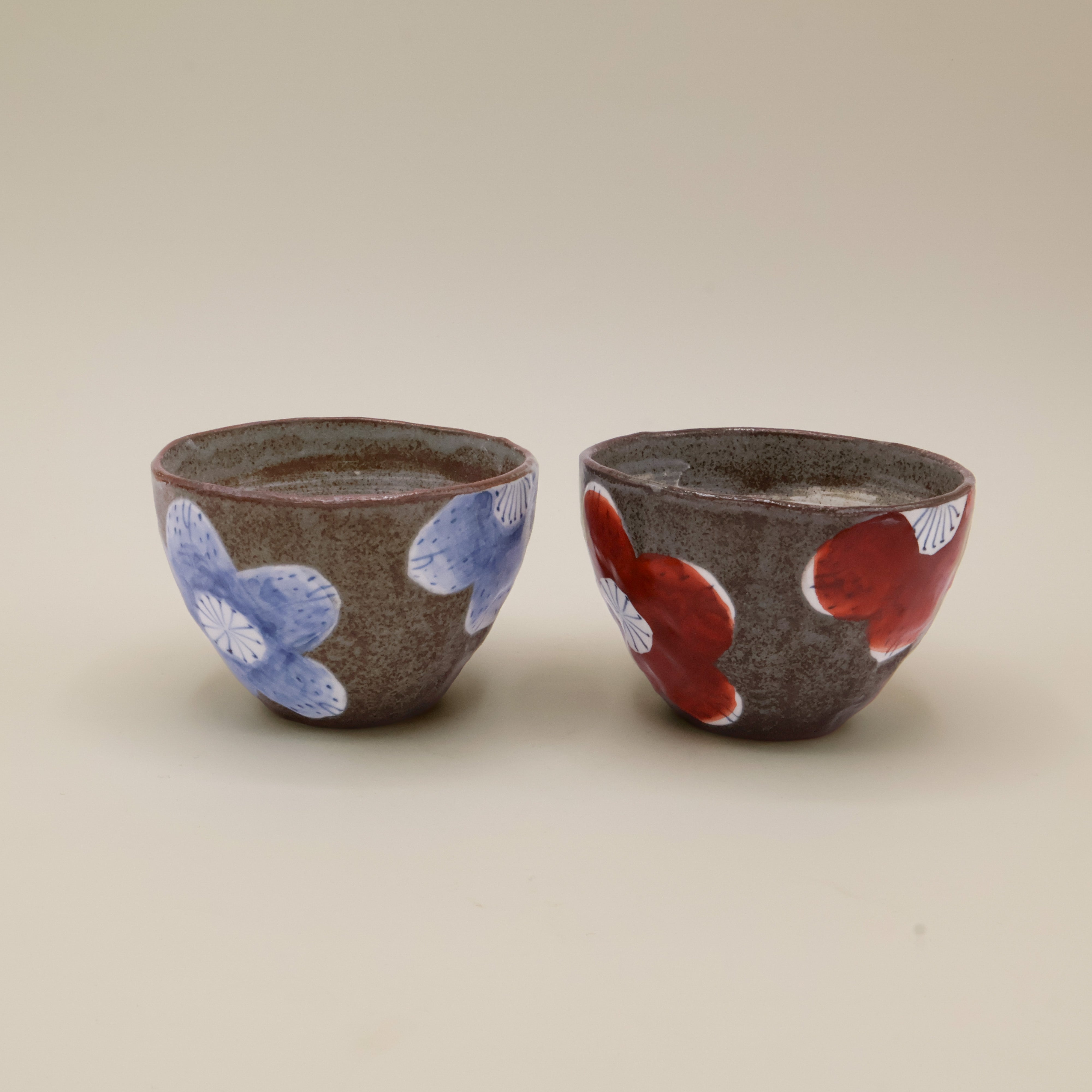 Brown/gray cup with flowers